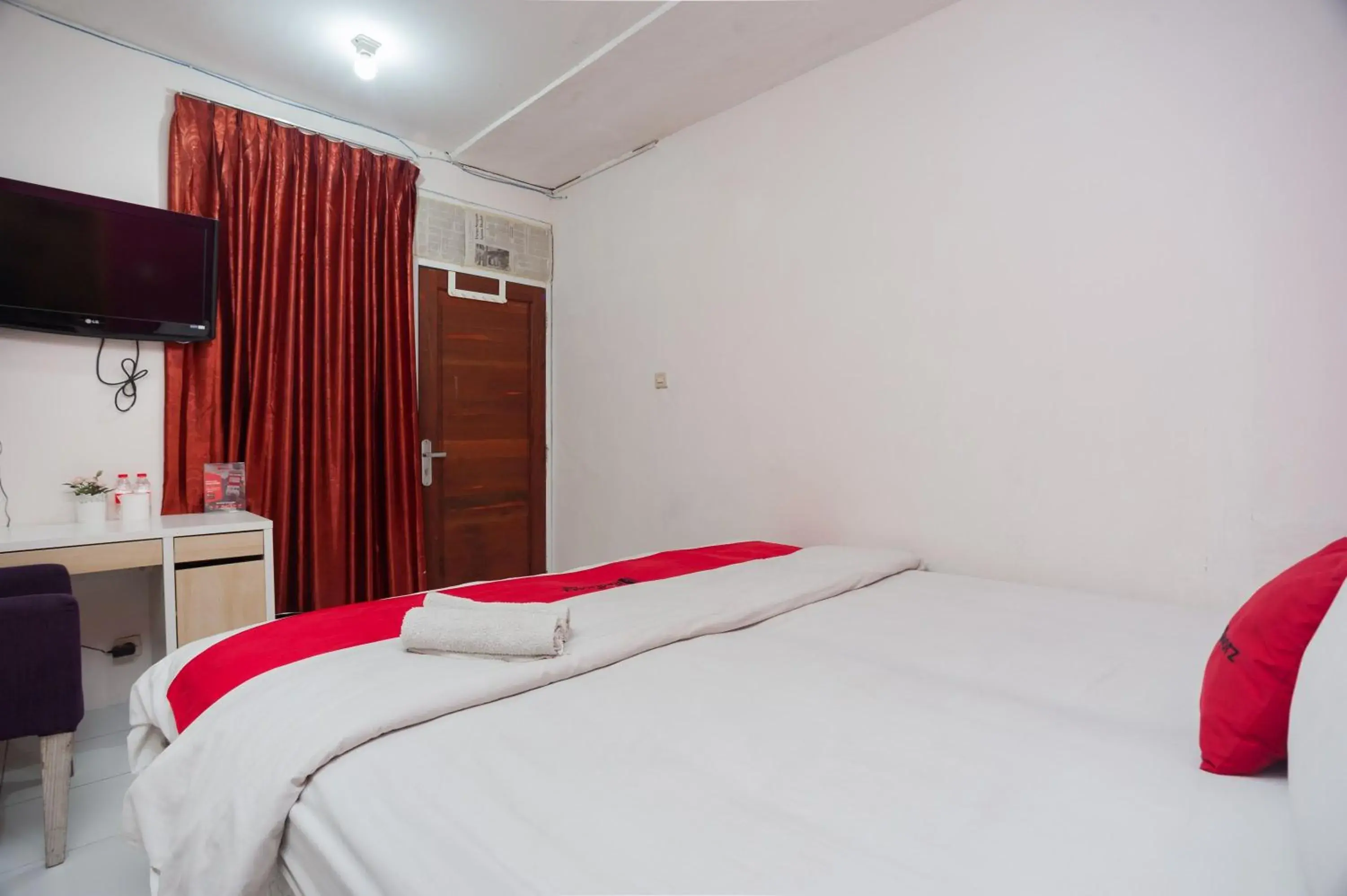 Bedroom, Bed in RedDoorz Plus near Mall Kelapa Gading