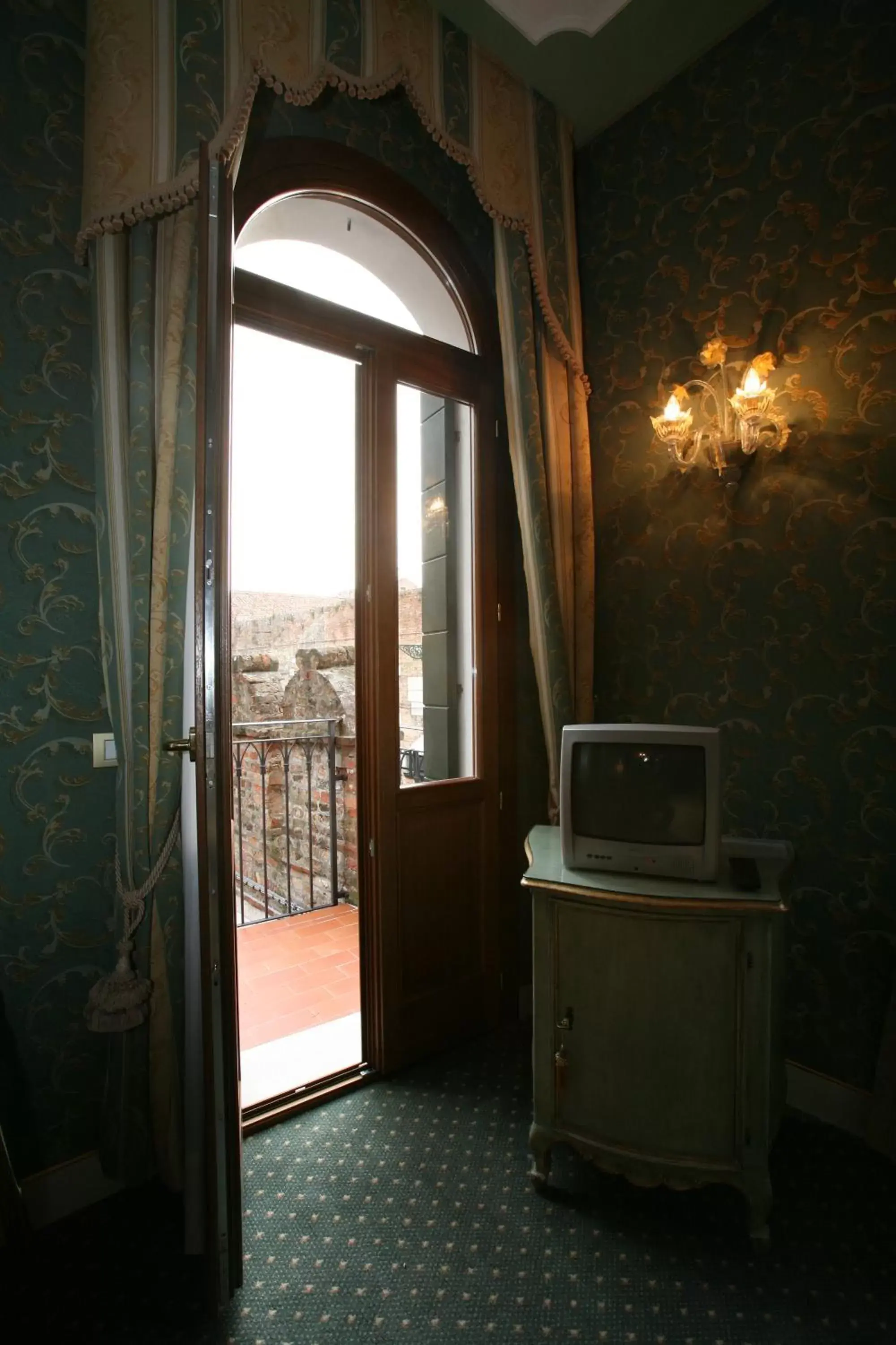 Garden view, TV/Entertainment Center in Locanda Ca' del Brocchi