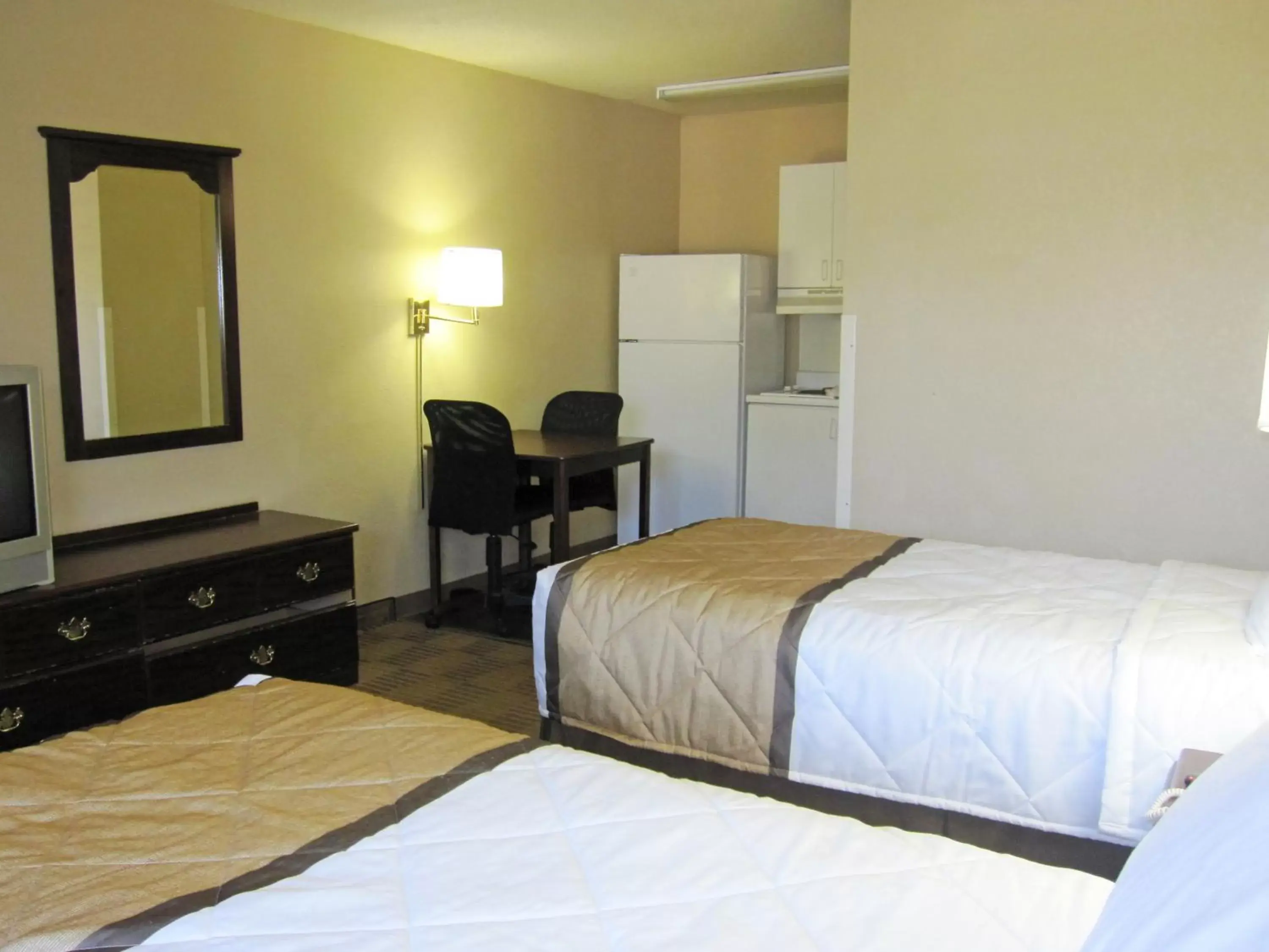 Bed in MainStay Suites Knoxville - Cedar Bluff