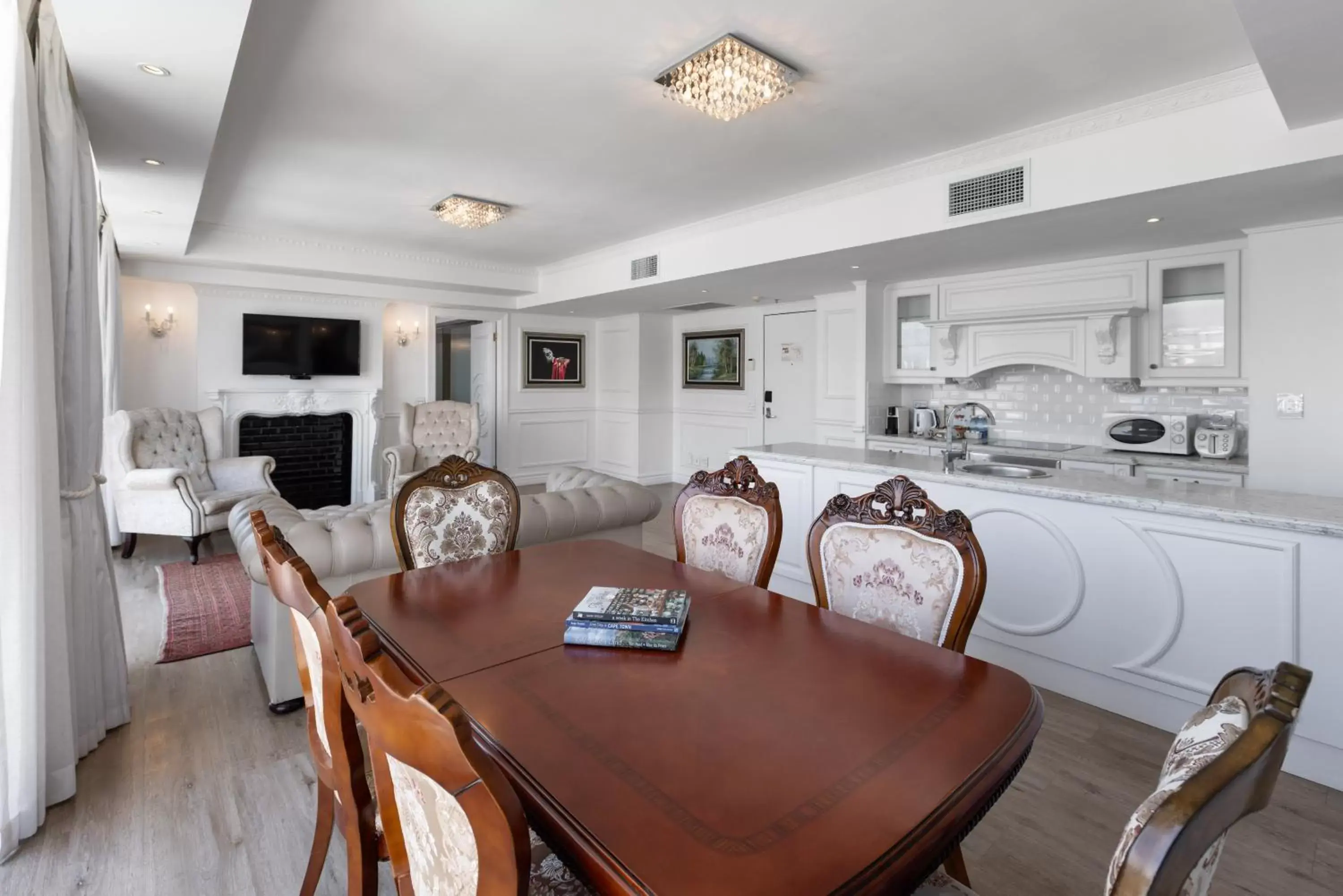 Kitchen or kitchenette, Dining Area in Pepperclub Hotel