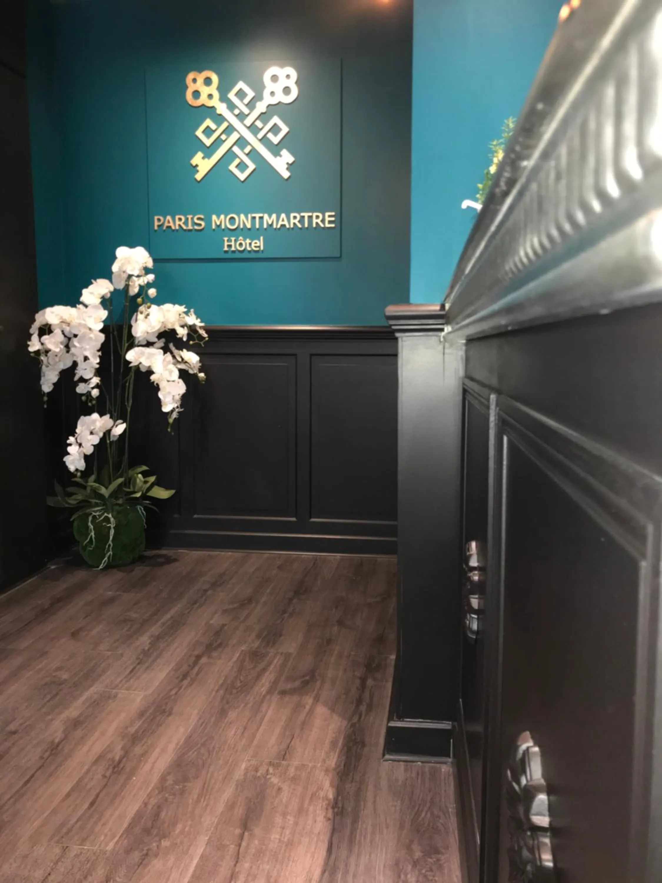 Property logo or sign in Hotel de Paris Montmartre