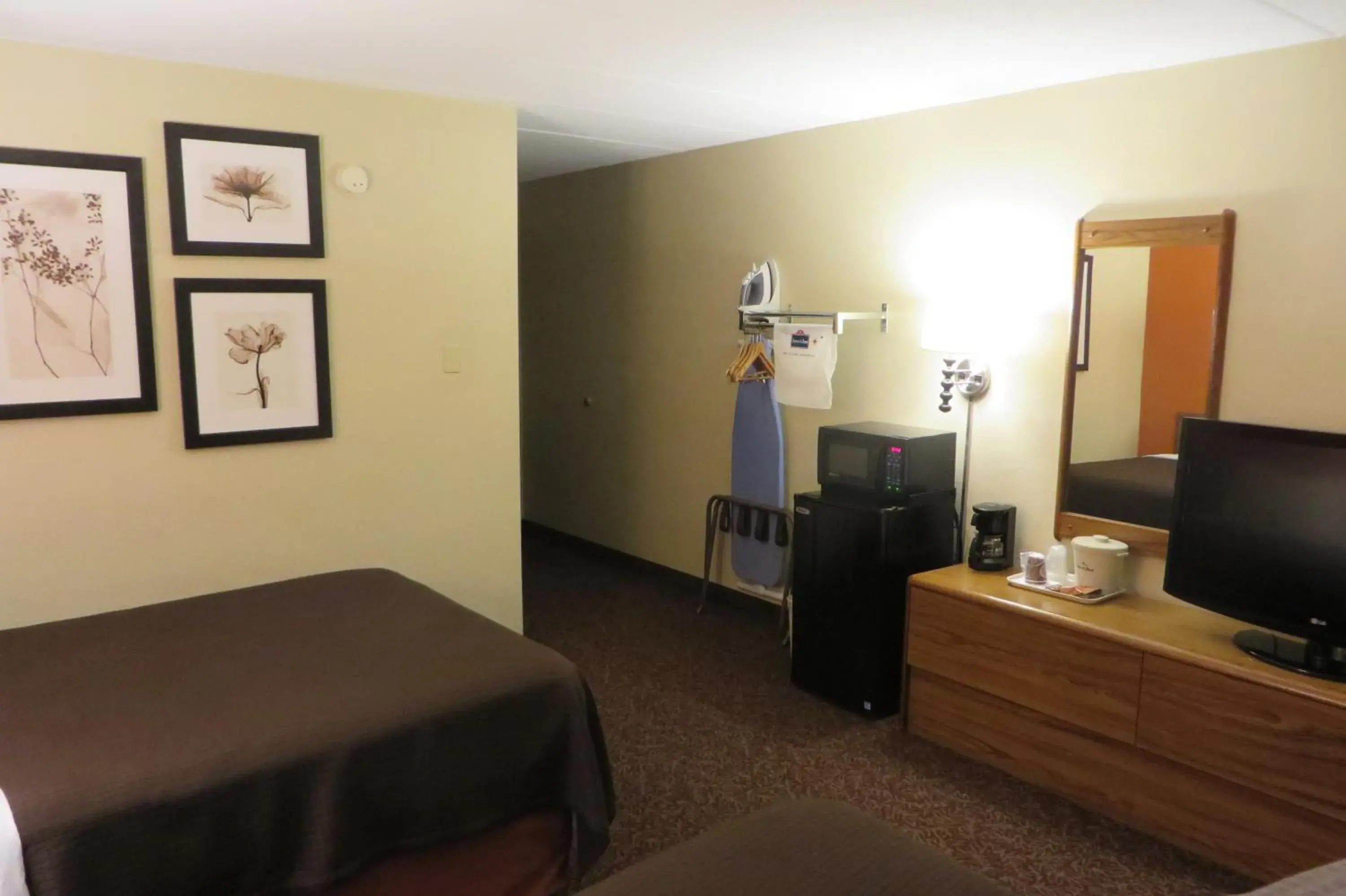 Photo of the whole room, Bed in AmericInn by Wyndham Forest Lake