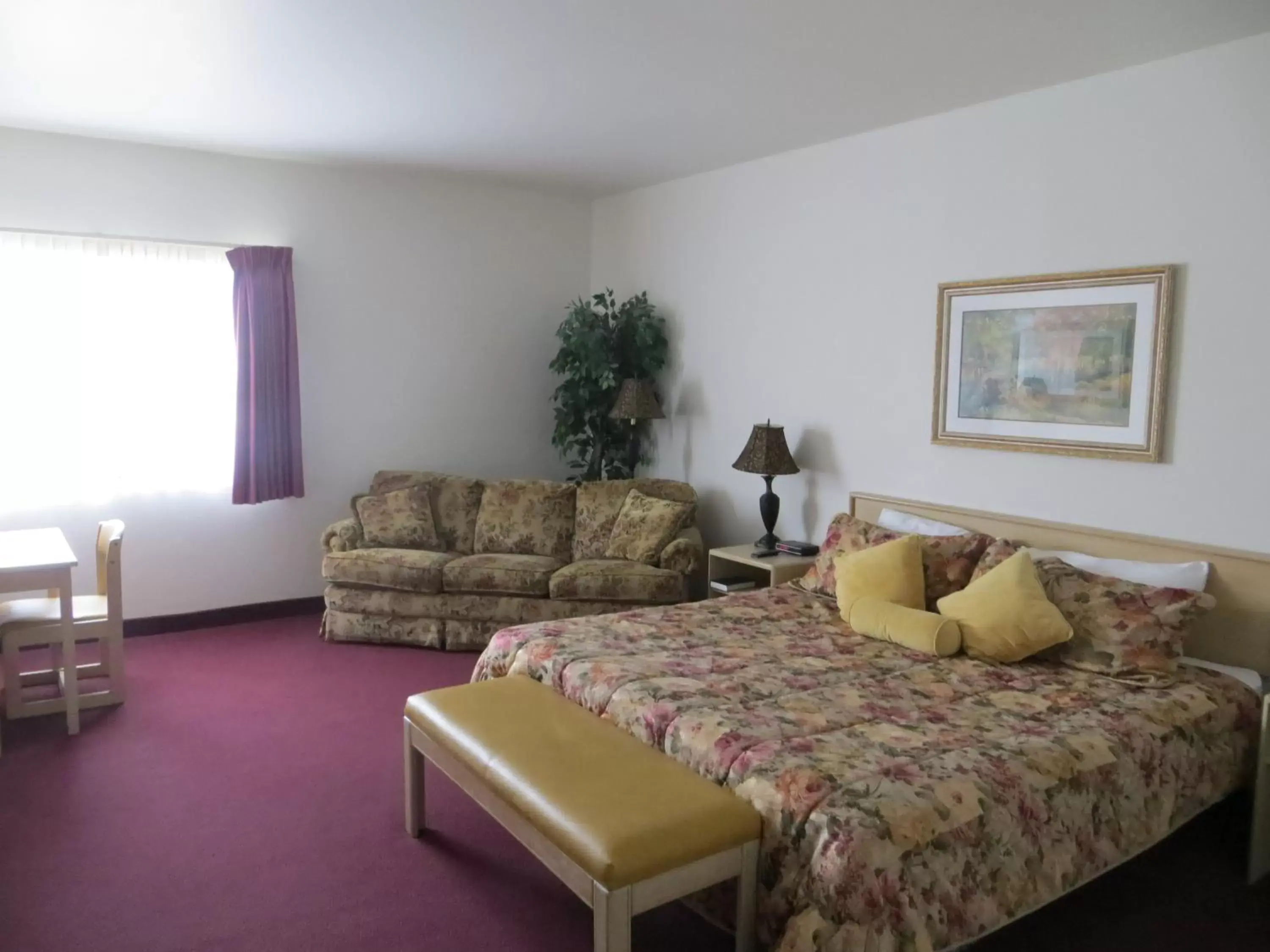 Photo of the whole room, Bed in Edgewater Inn and Suites