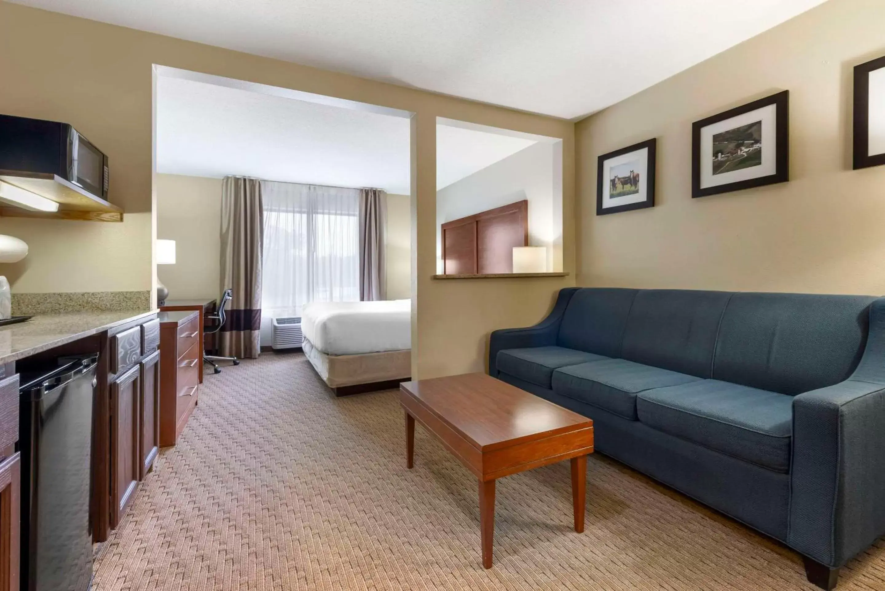 Bedroom, Seating Area in Comfort Inn & Suites Black River Falls I-94