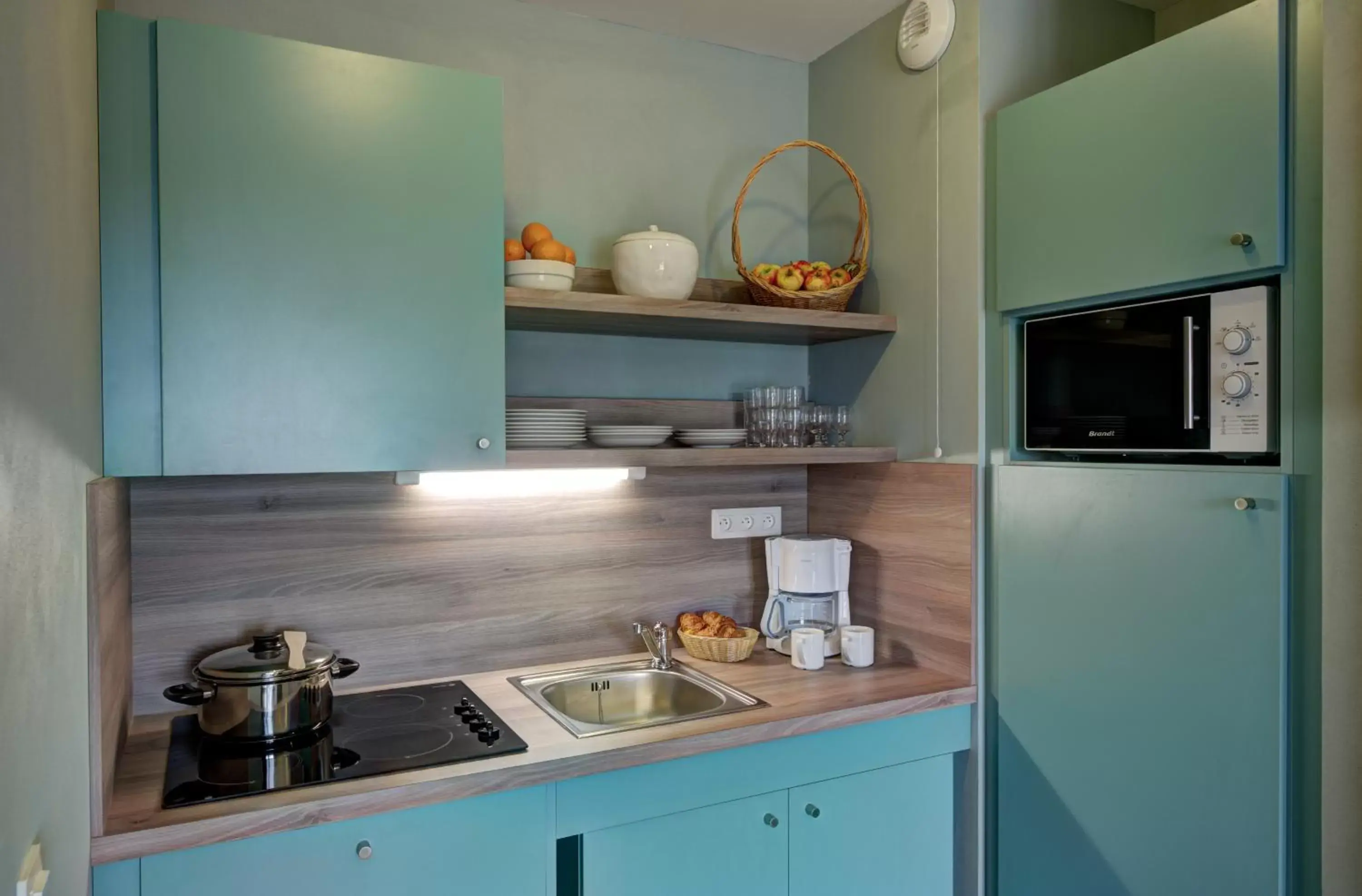 Kitchen or kitchenette, Kitchen/Kitchenette in B’O Resort & Spa