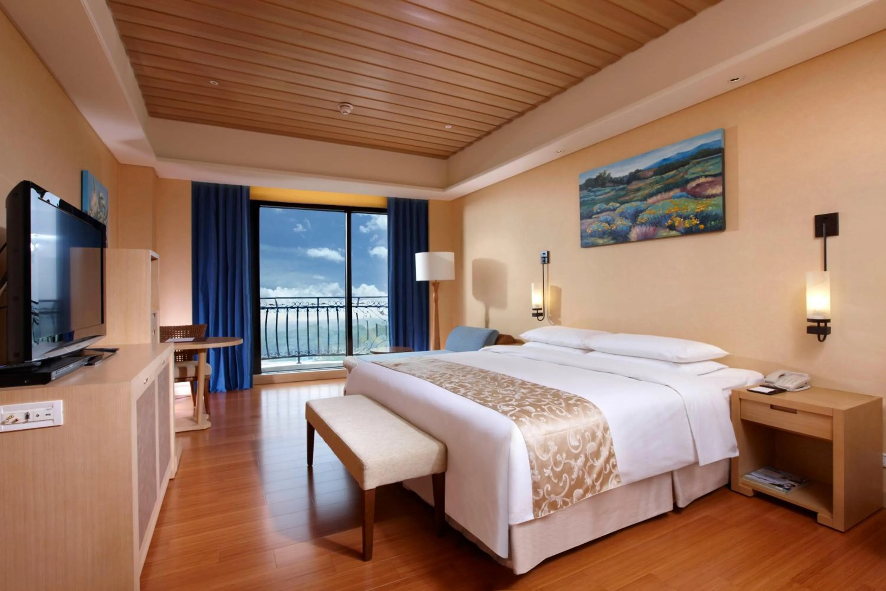 Photo of the whole room, Bed in E-DA Royal Hotel