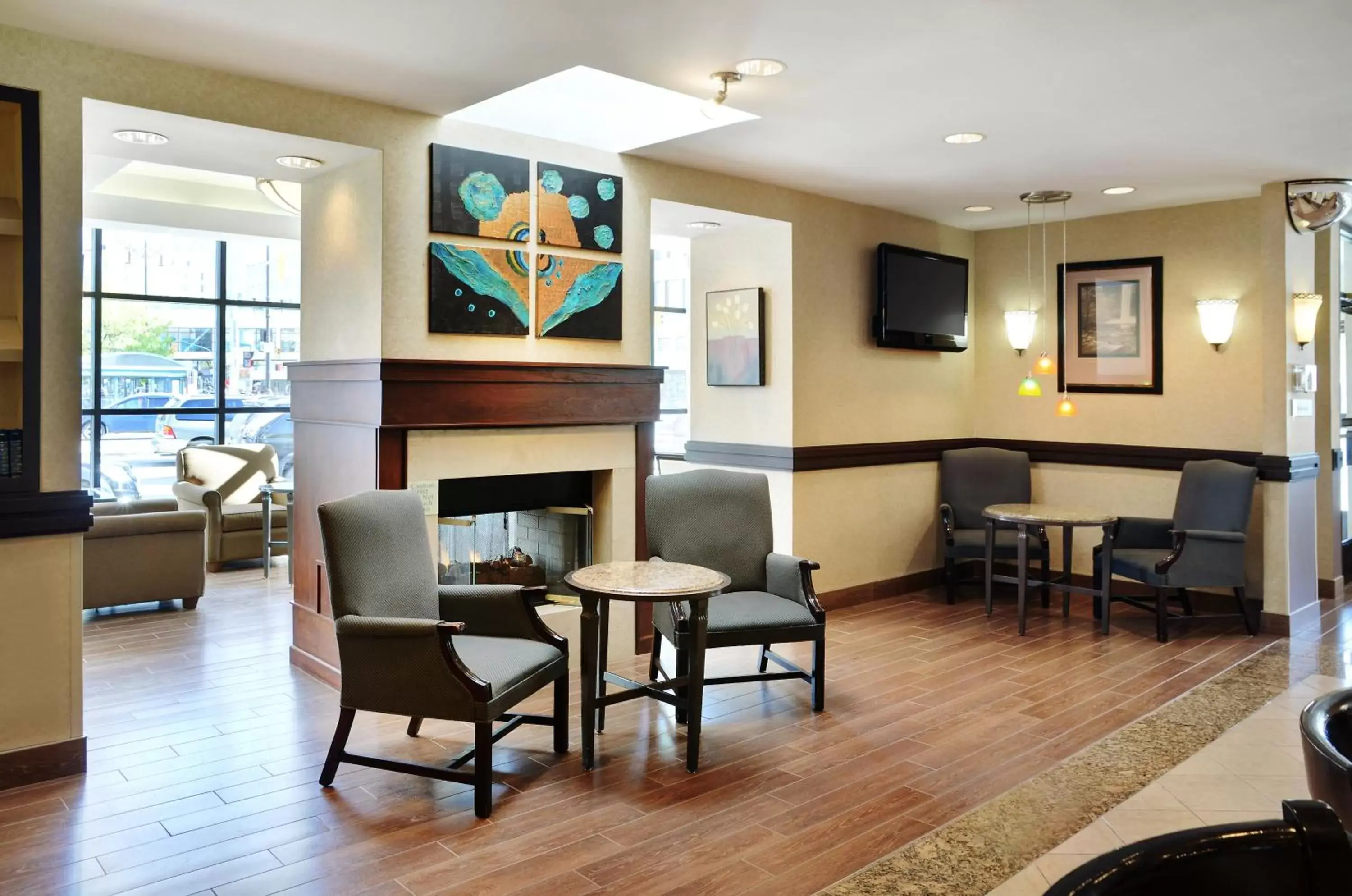 Lounge or bar, Restaurant/Places to Eat in Holiday Inn & Suites Winnipeg Downtown, an IHG Hotel