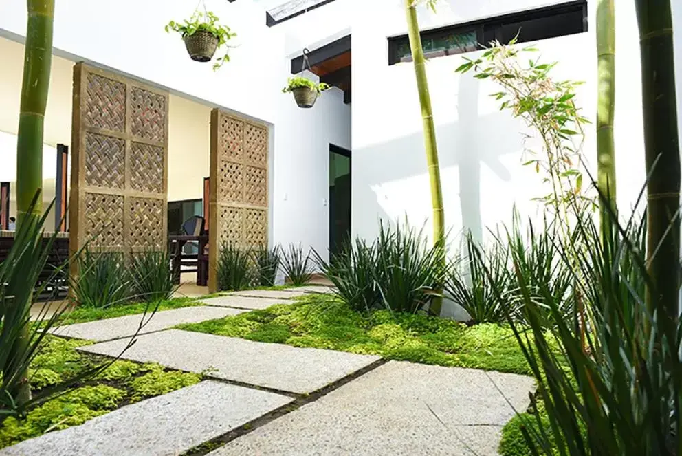 Facade/entrance, Garden in Viña del Cielo