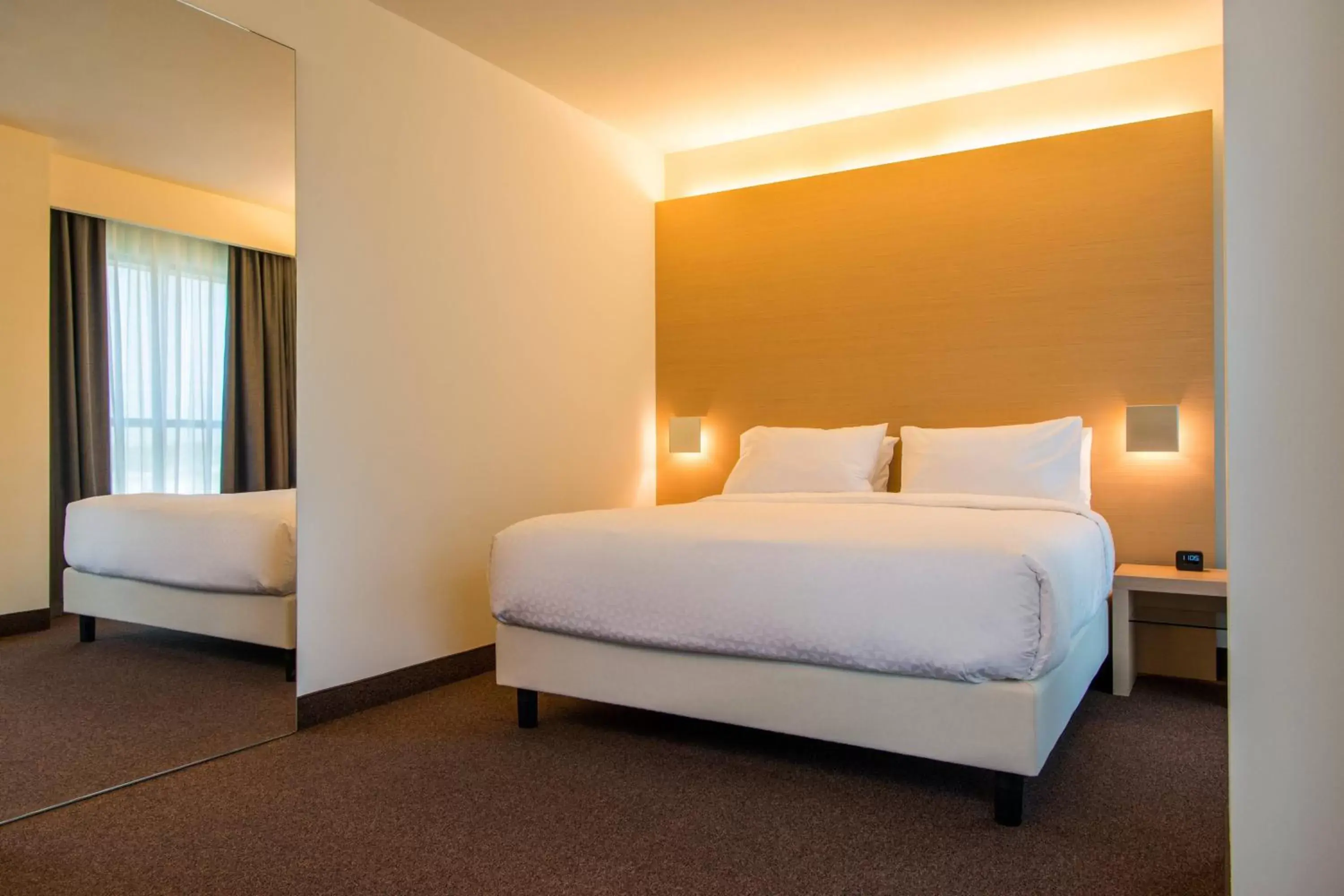 Photo of the whole room, Bed in Four Points by Sheraton Venice Mestre