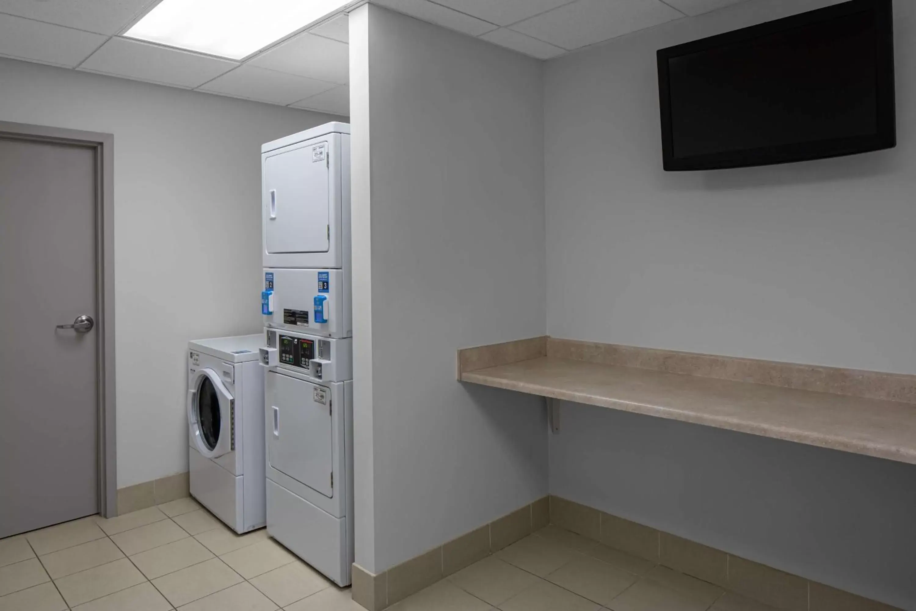 Property building, Kitchen/Kitchenette in Hilton Garden Inn - Salt Lake City Airport