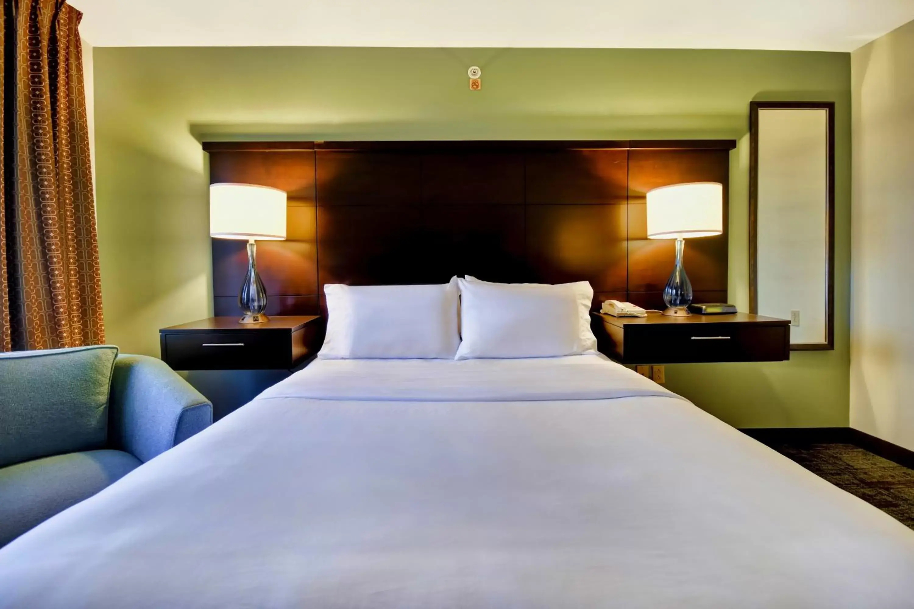 Photo of the whole room, Bed in Staybridge Suites Madison - East, an IHG Hotel