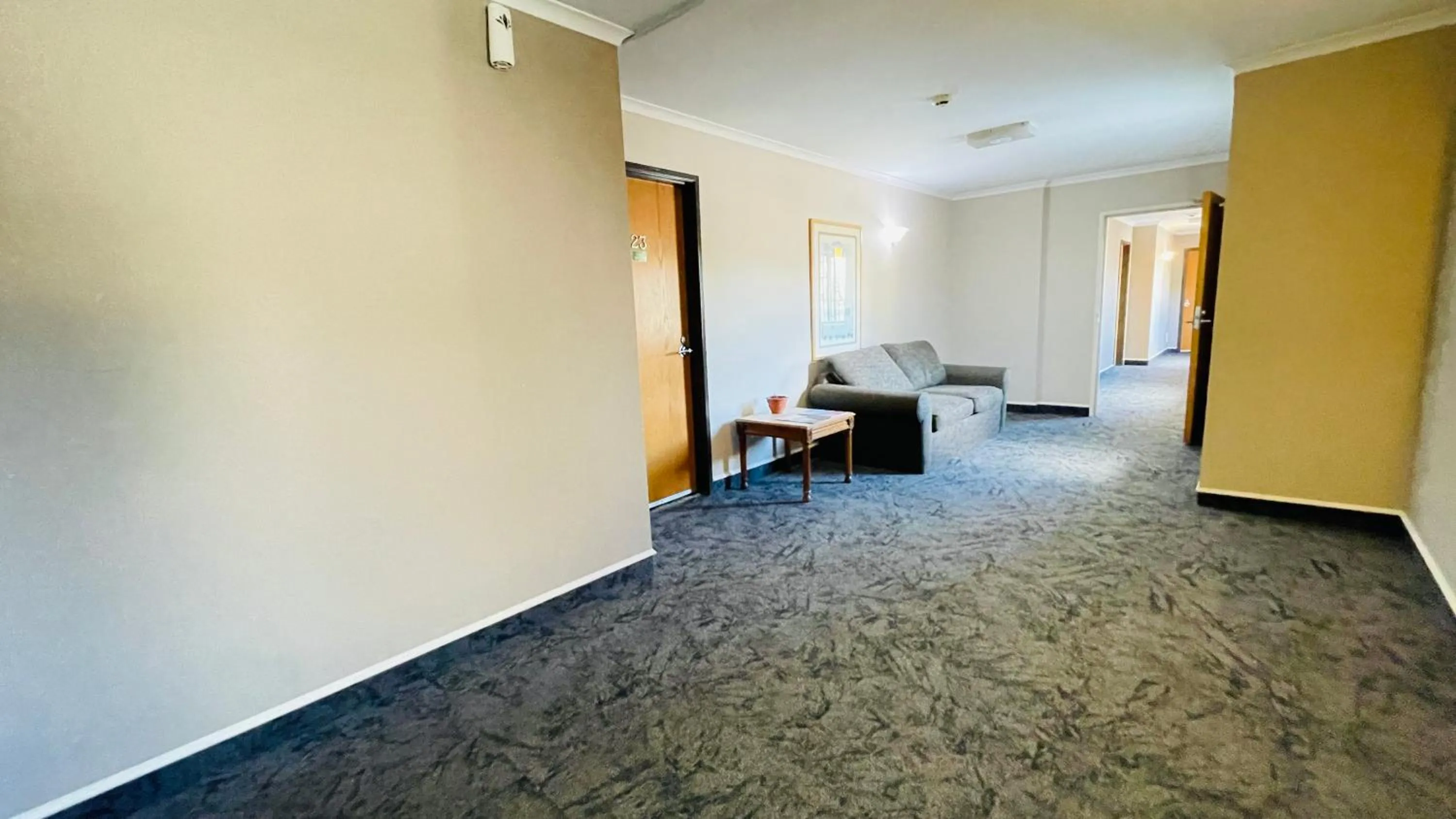 Seating area, Bed in City Suites