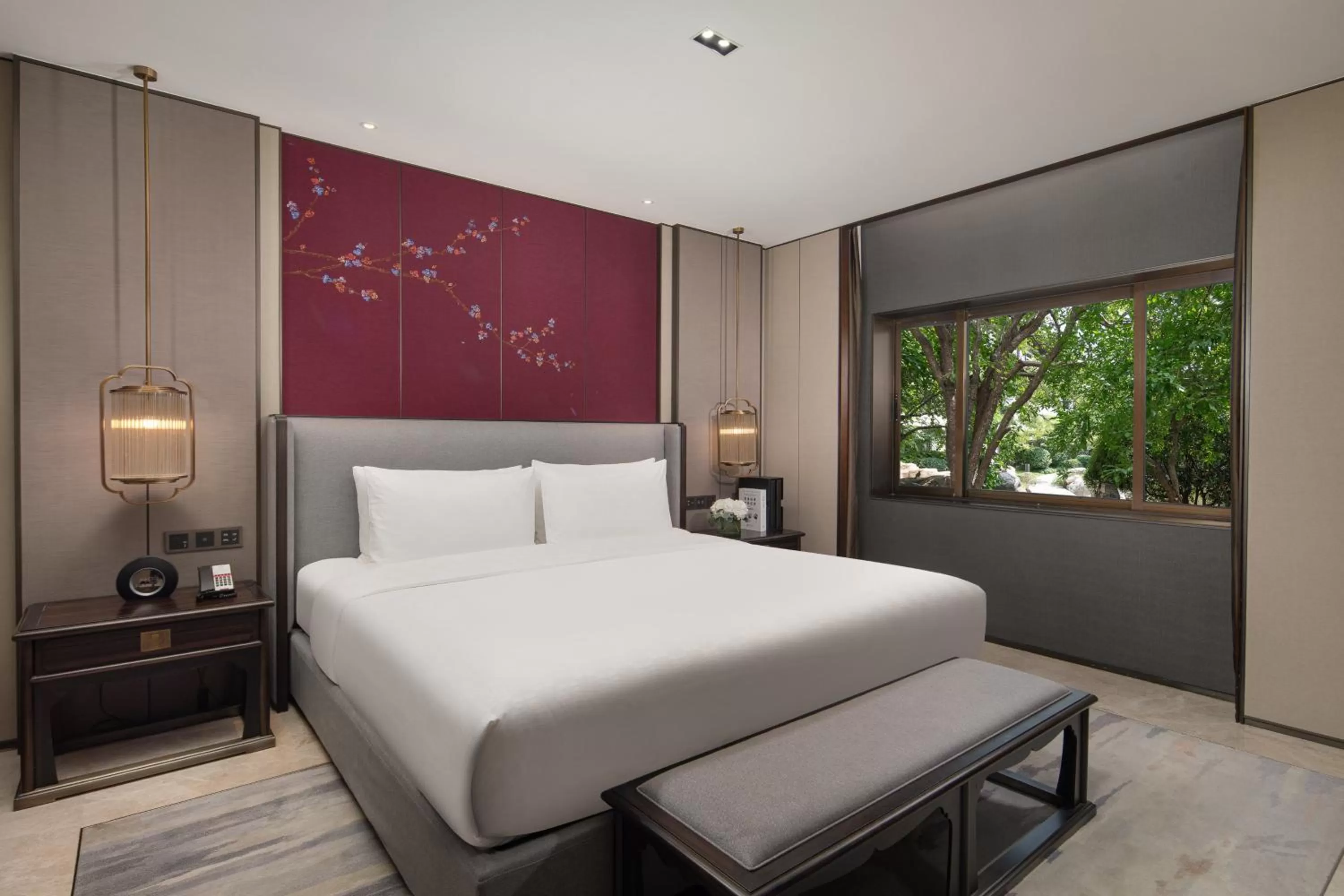 Photo of the whole room, Bed in HUALUXE Xi'an Tanghua by IHG