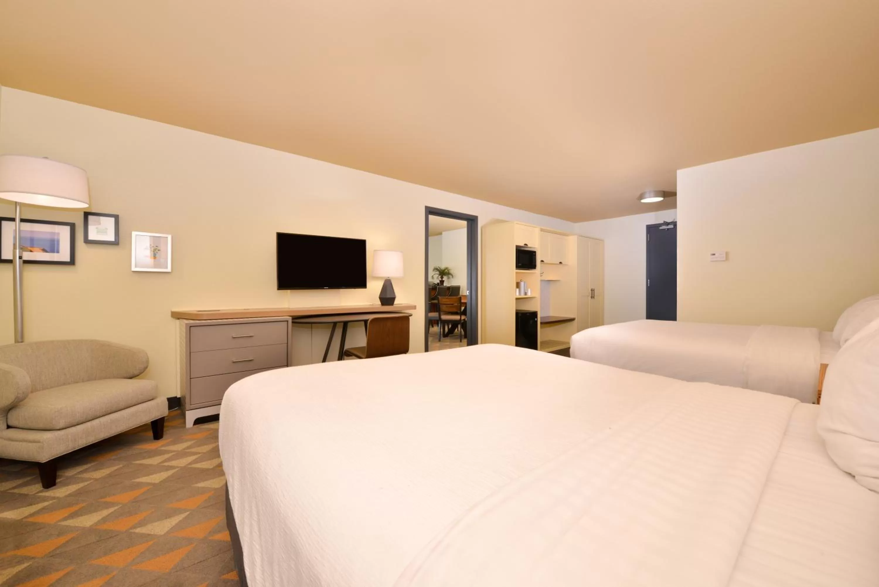 Photo of the whole room, Bed in Holiday Inn Kansas City Airport by IHG