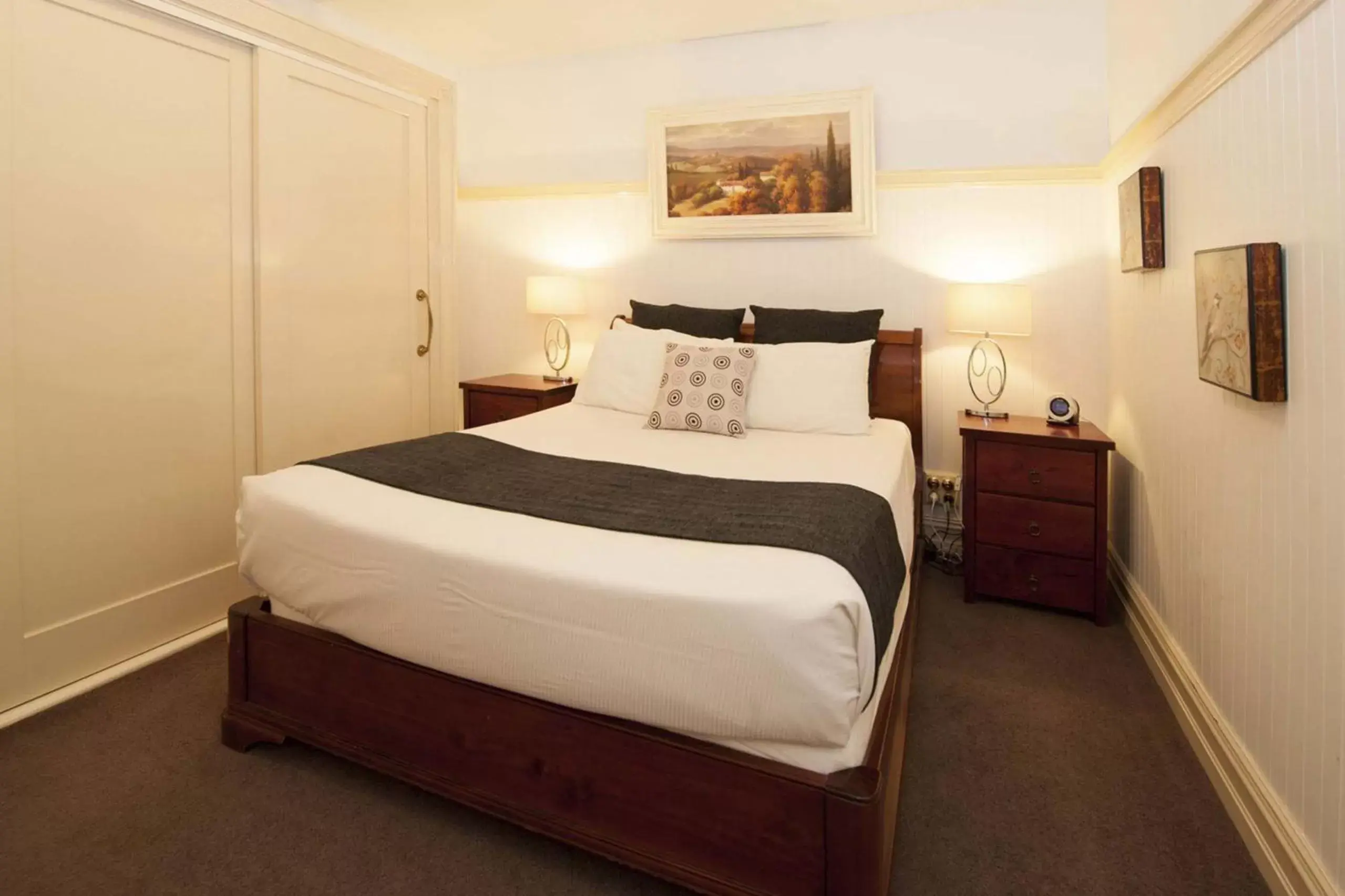 Photo of the whole room, Bed in Cobb & Co Court Boutique Hotel