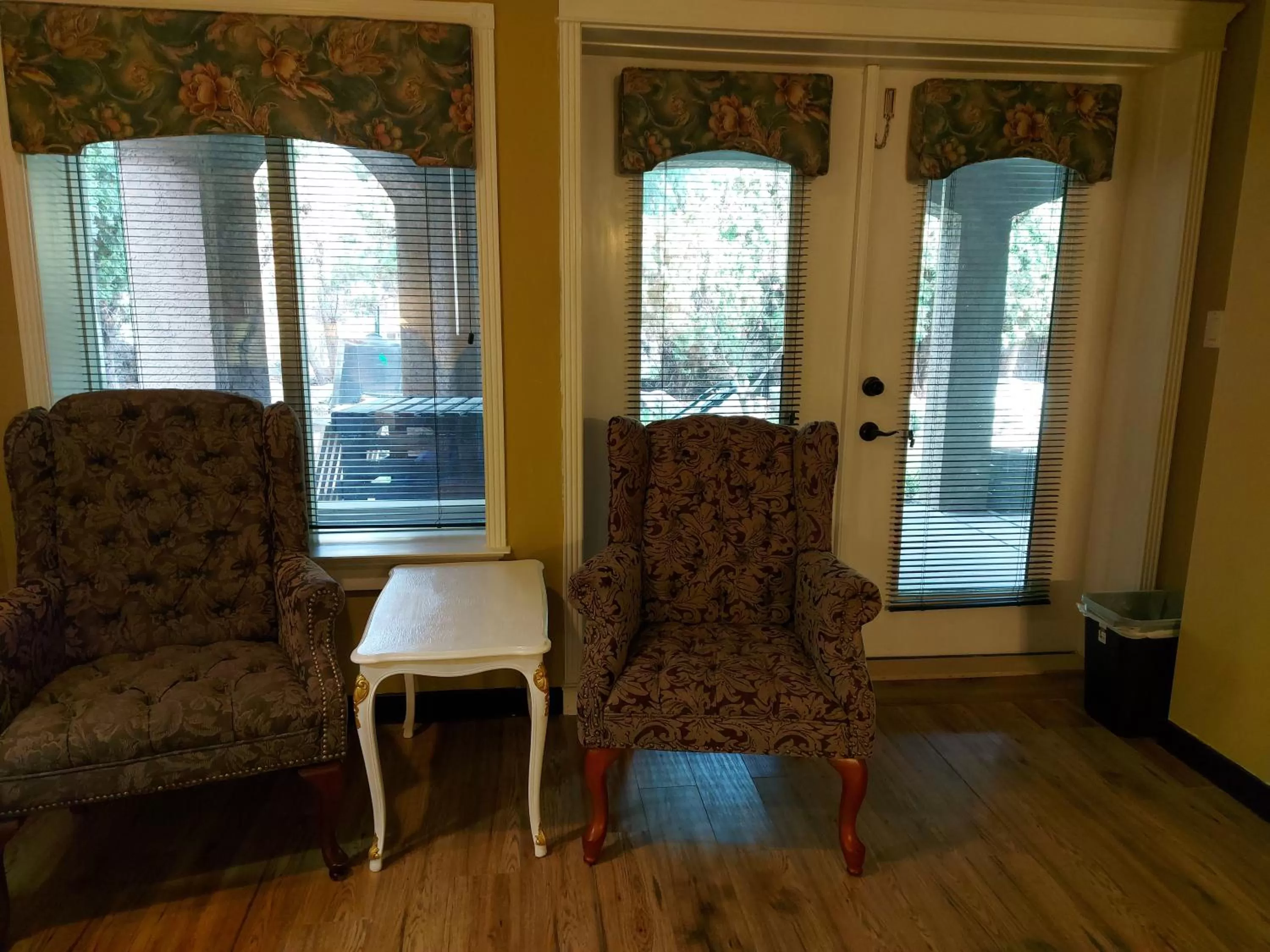 Bedroom, Seating Area in Summer Express Kelowna B&B - Villa Bellissimo Fran-Talia