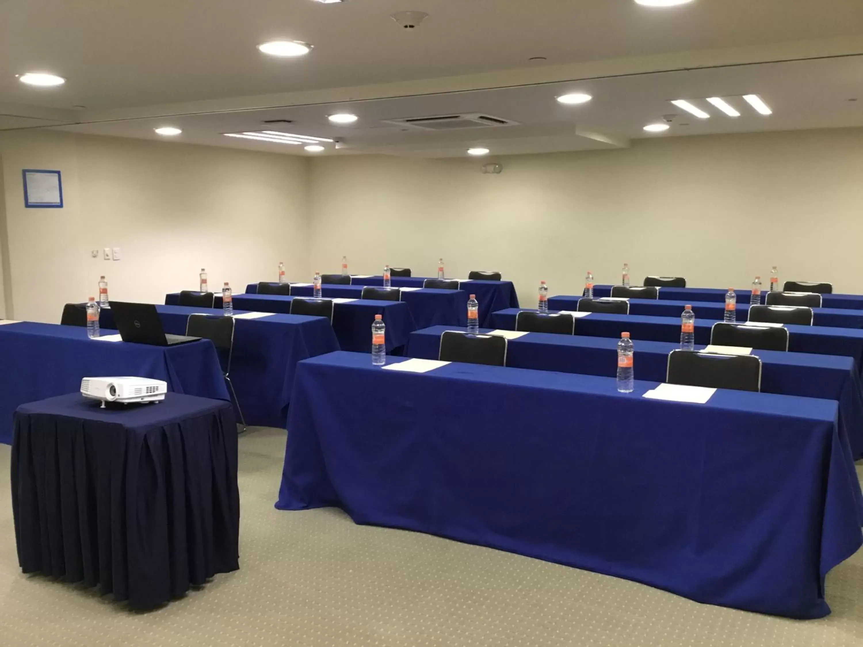 Meeting/conference room in Holiday Inn Express Guadalajara Expo, an IHG Hotel