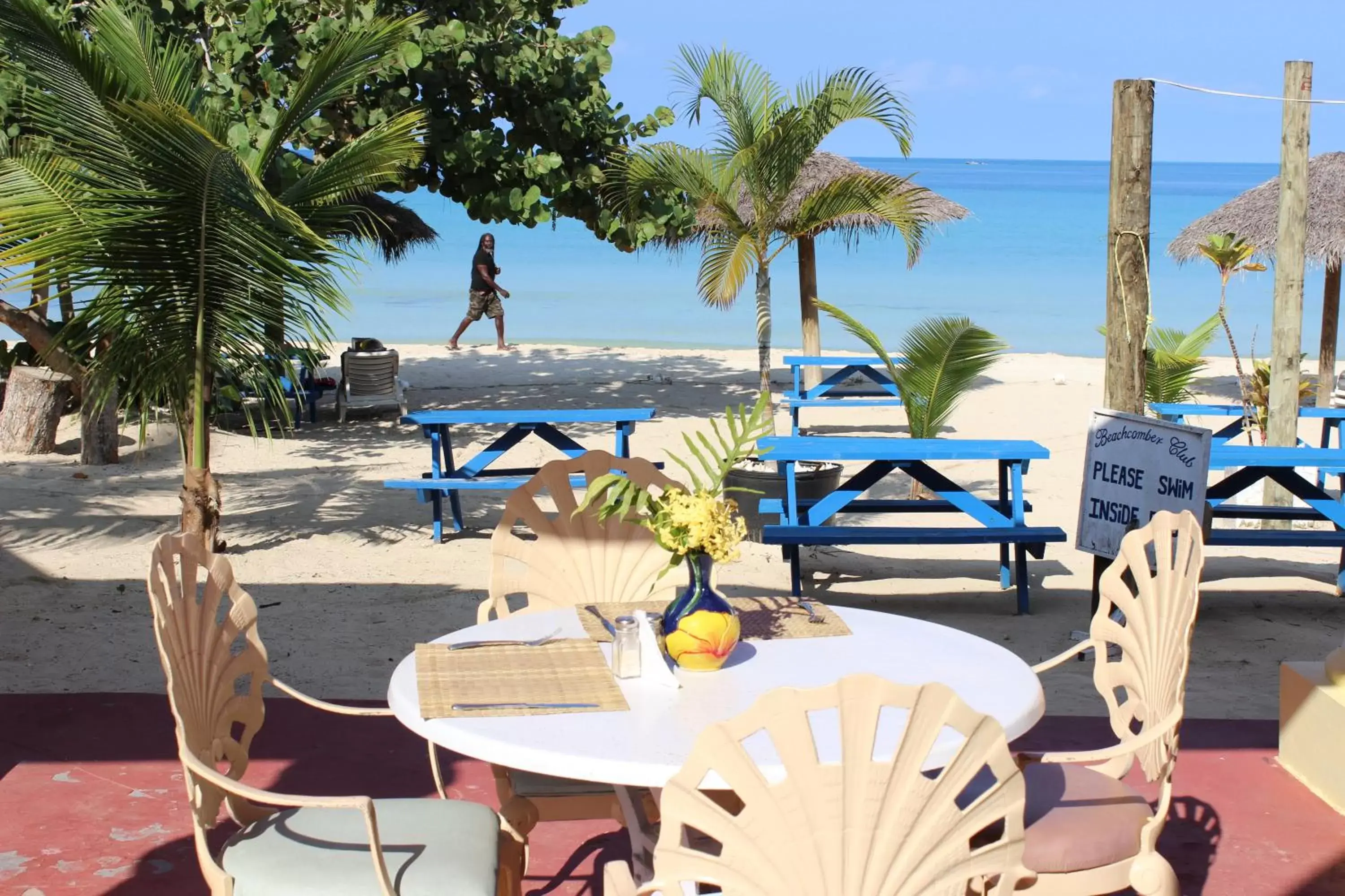 Restaurant/Places to Eat in Beachcomber Club Resort