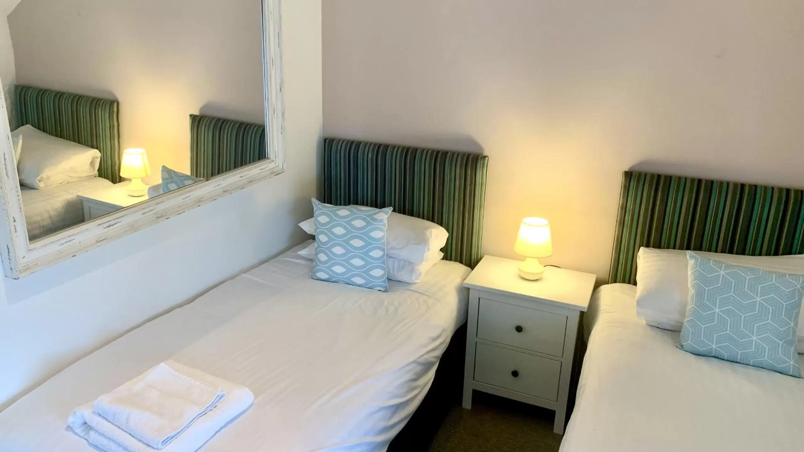 Twin Room with Shower in Cape Cornwall Club