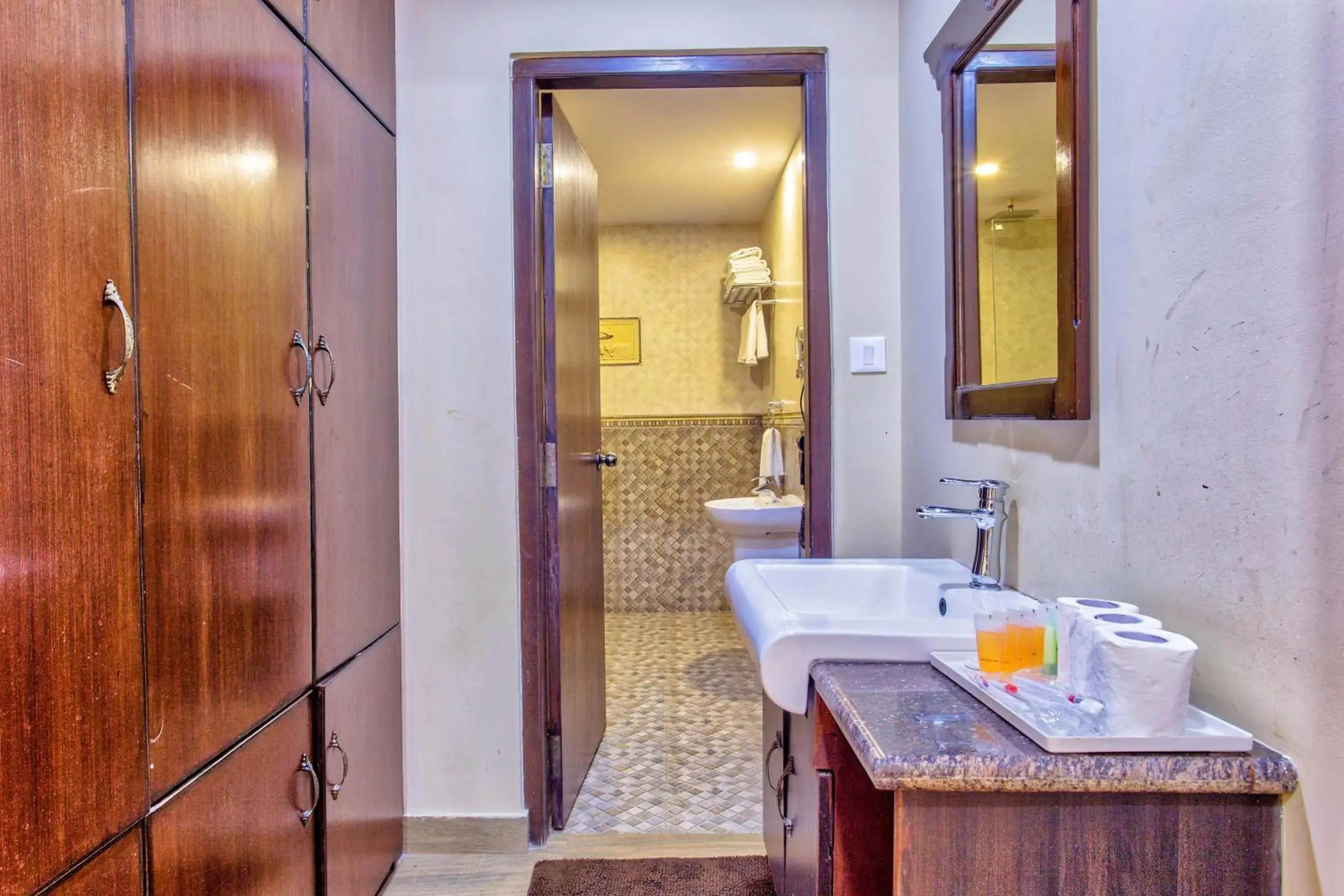 Bathroom in Da Yatra Courtyard Hotel