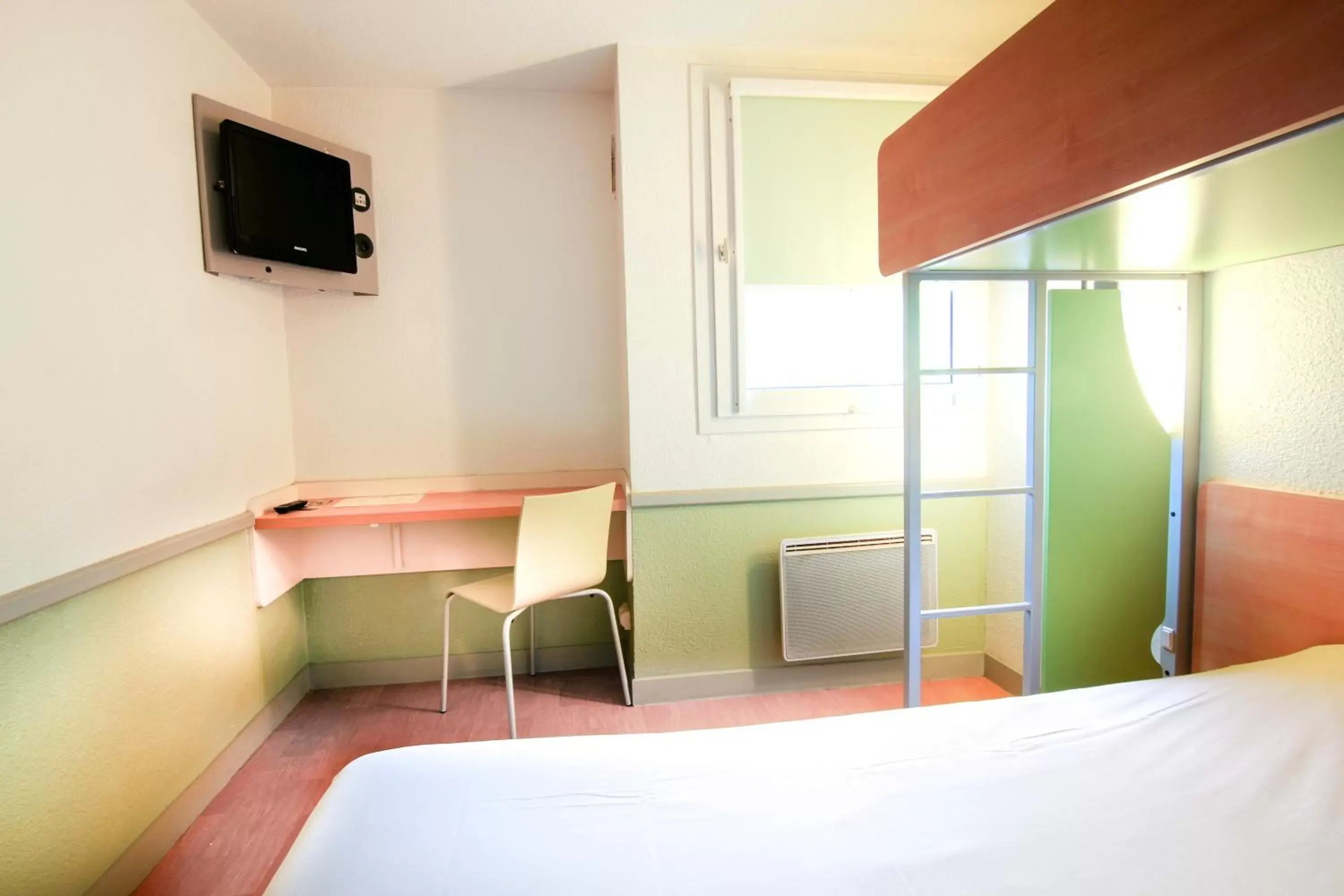 bunk bed, TV/Entertainment Center in ibis budget Chateaudun