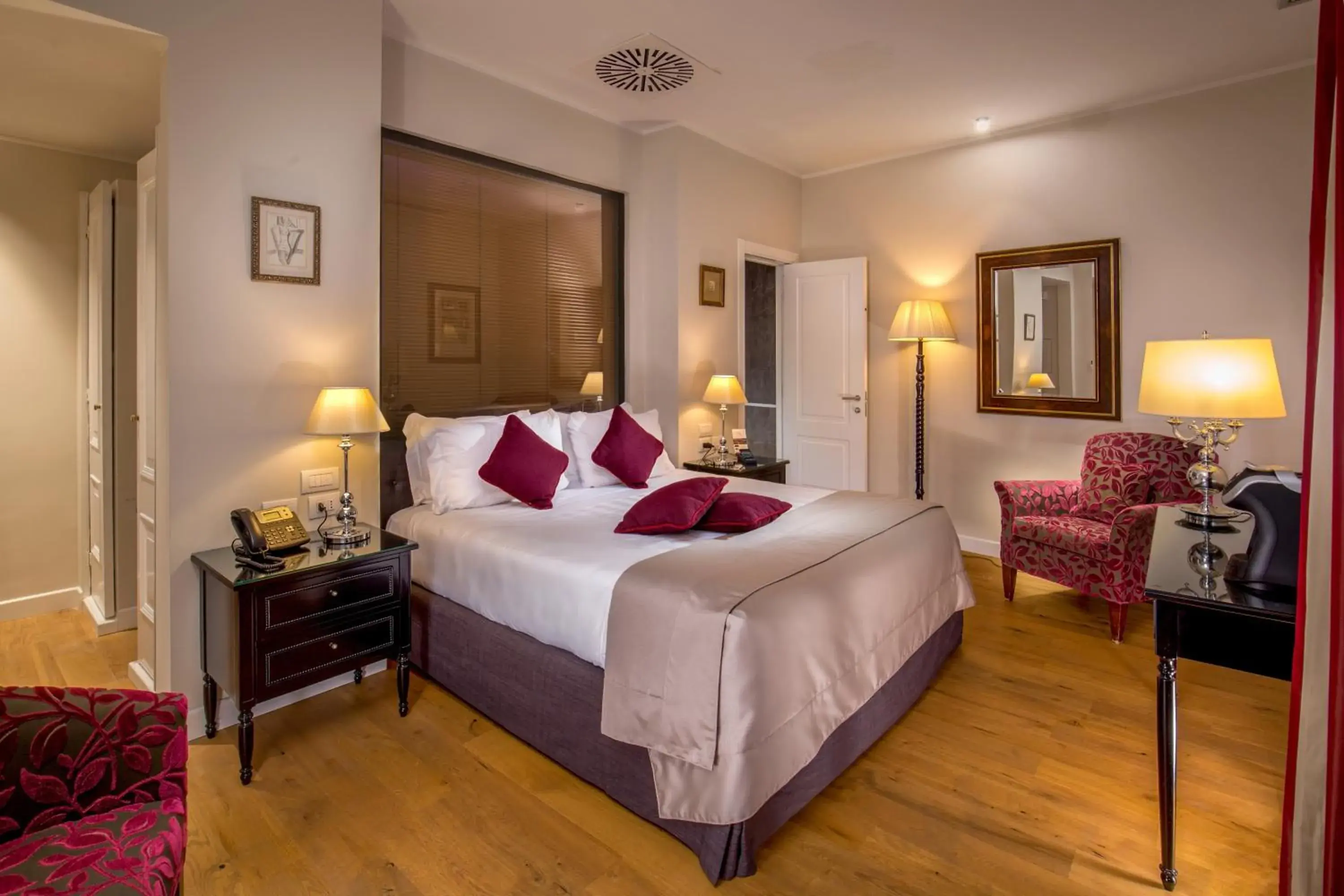 TV and multimedia, Bed in Hotel Monte Cenci TV and multimedia, Bed in Hotel Monte Cenci