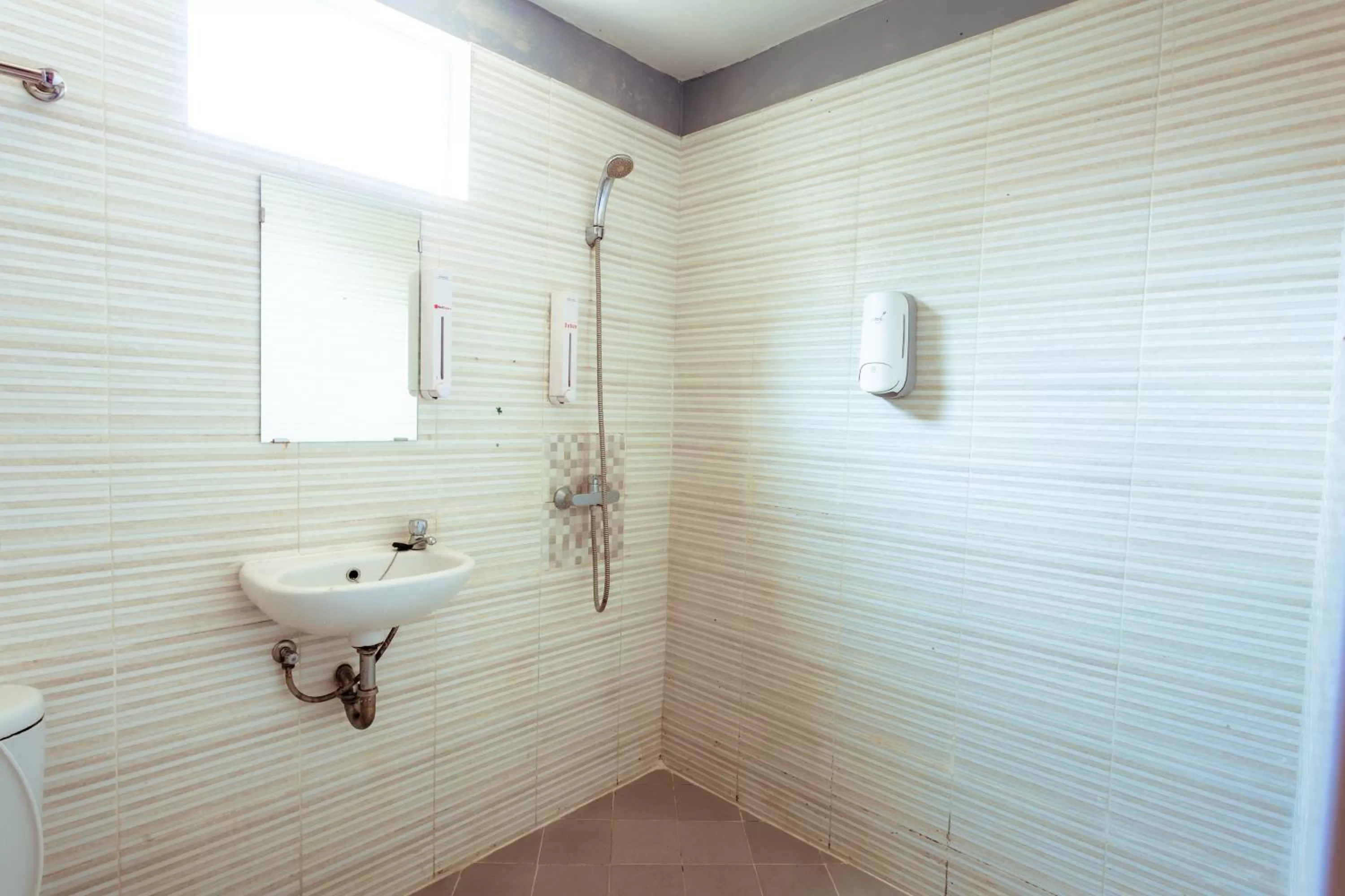 Shower in Pratisarawirya Guesthouse by ecommerceloka