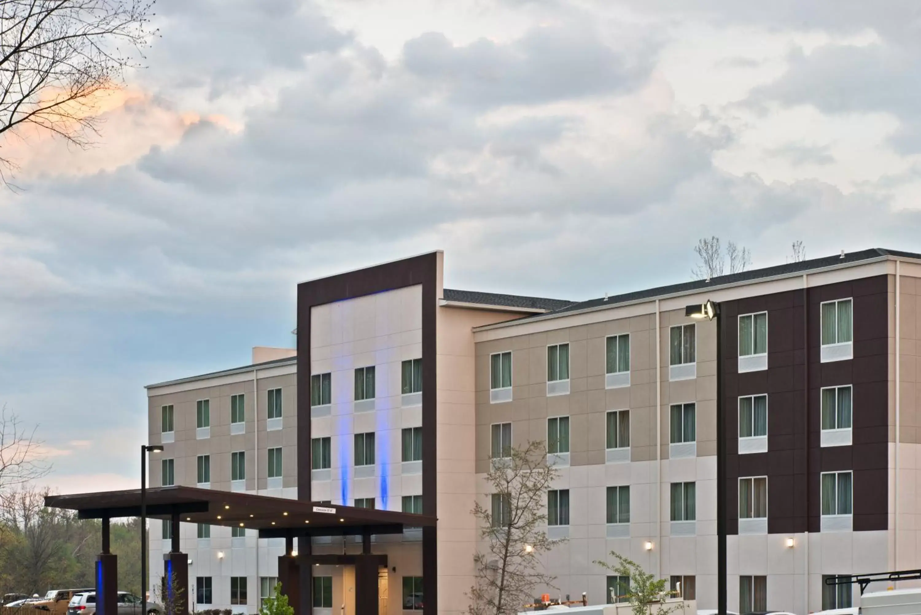 Property Building in Holiday Inn Express & Suites New Cumberland, an IHG Hotel