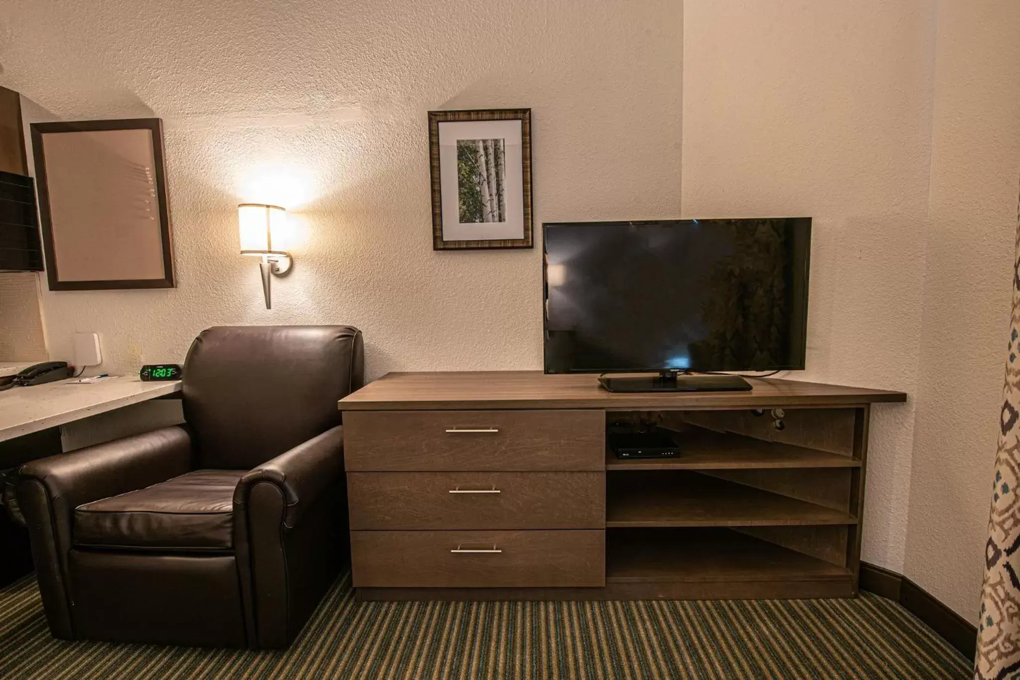 Bedroom, TV/Entertainment Center in Candlewood Suites-West Springfield, an IHG Hotel