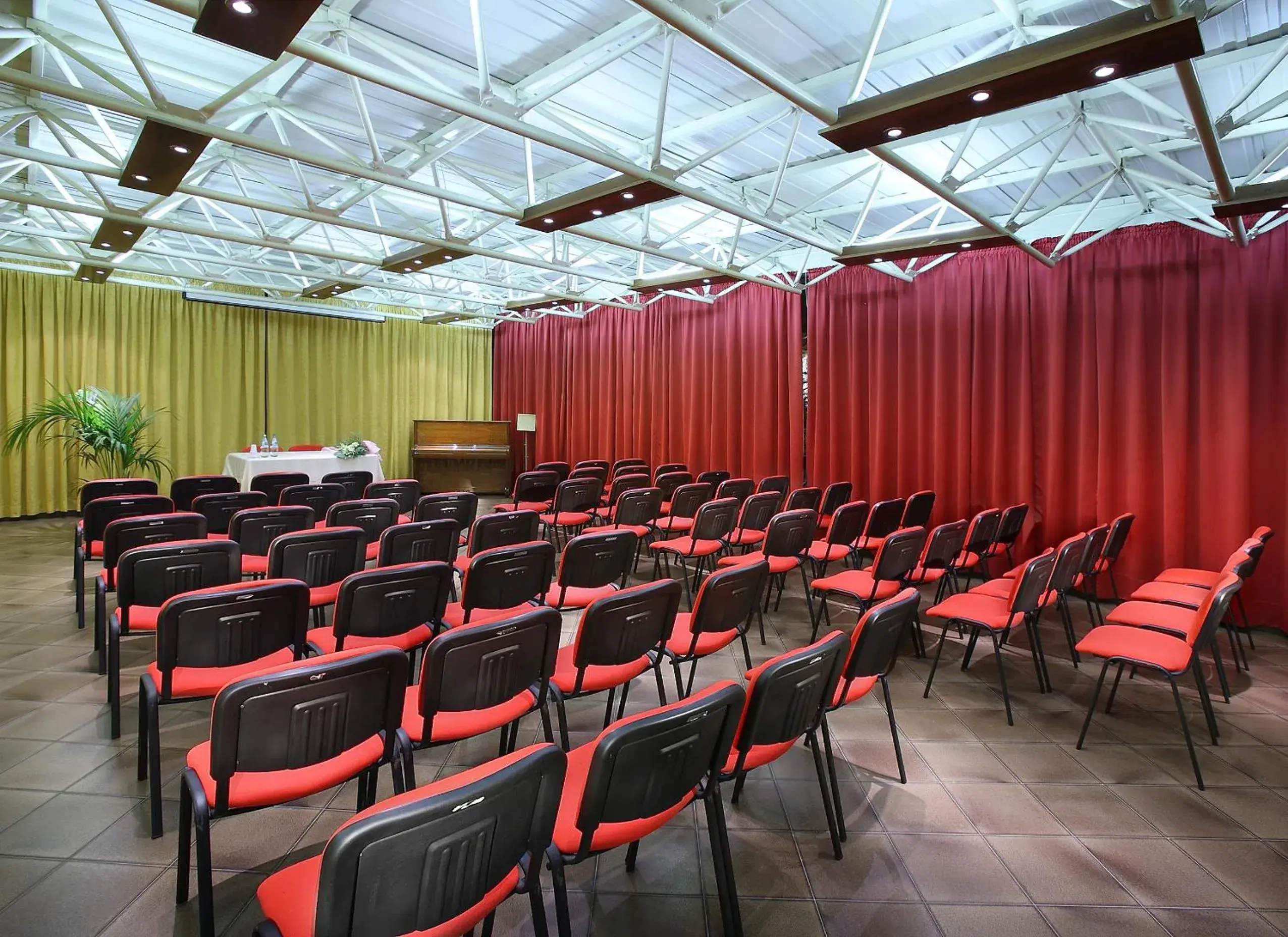 Communal lounge/ TV room in Hotel Manzoni Wellness&Spa