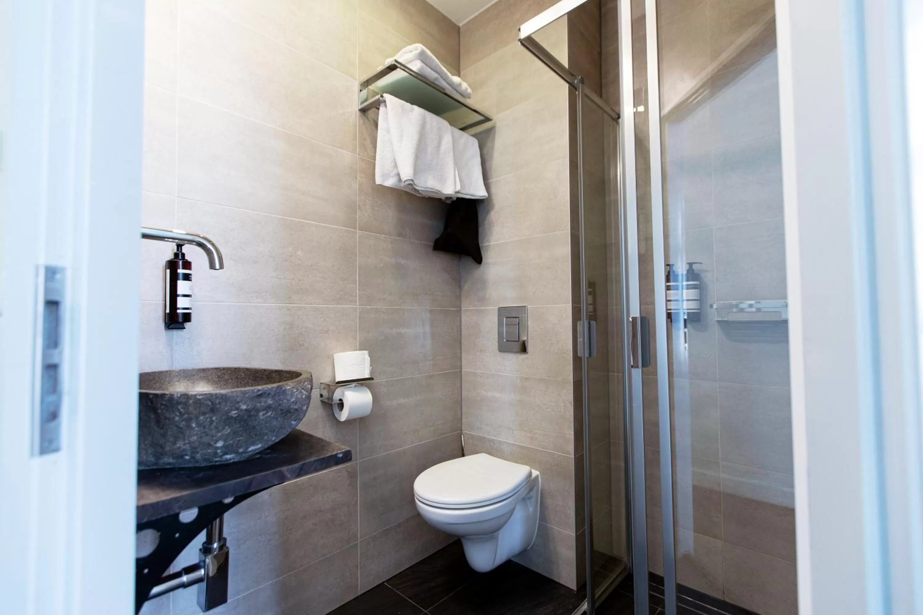 Bathroom in Quentin England Hotel