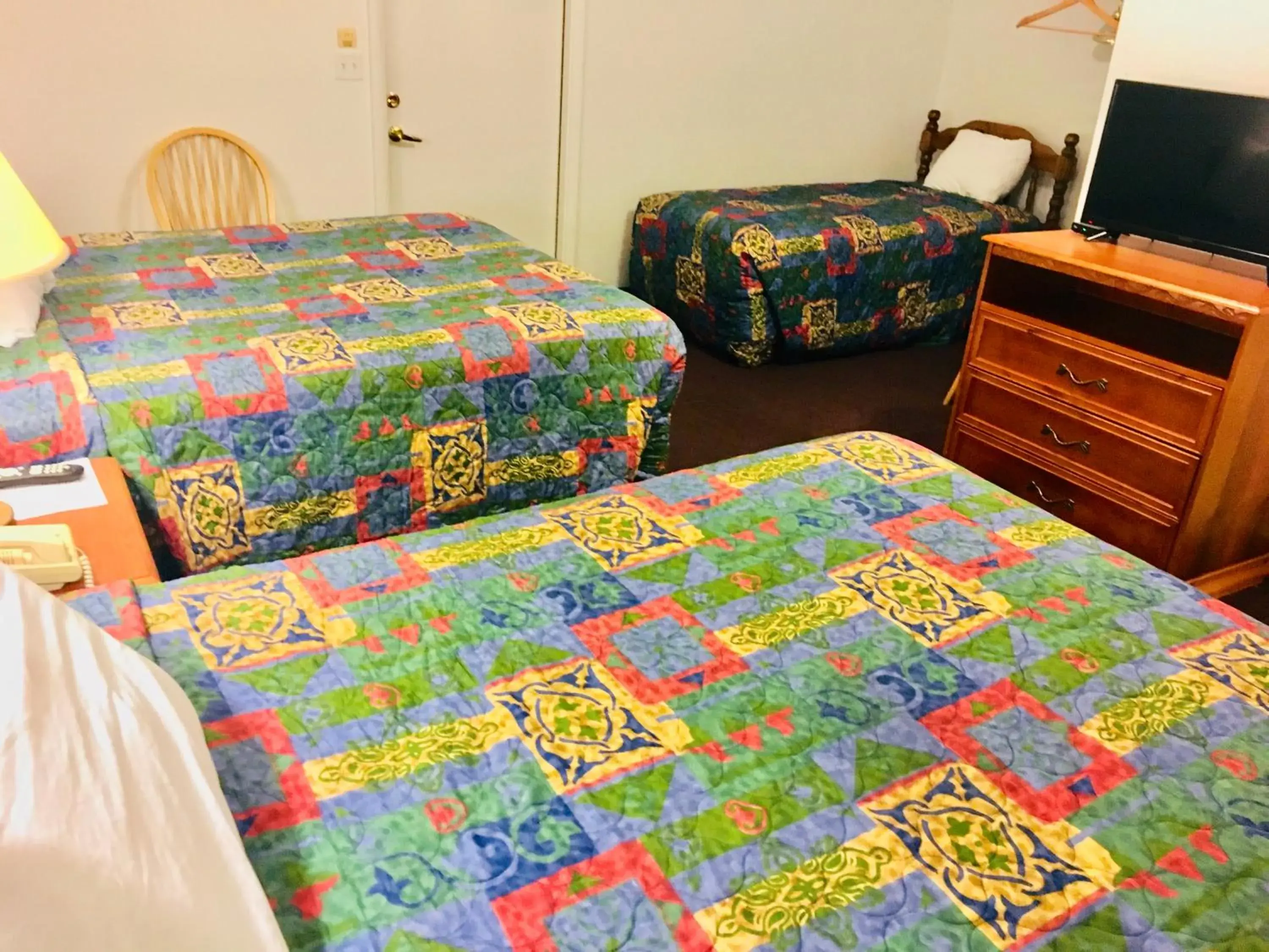 Photo of the whole room, Bed in North Country American Inn