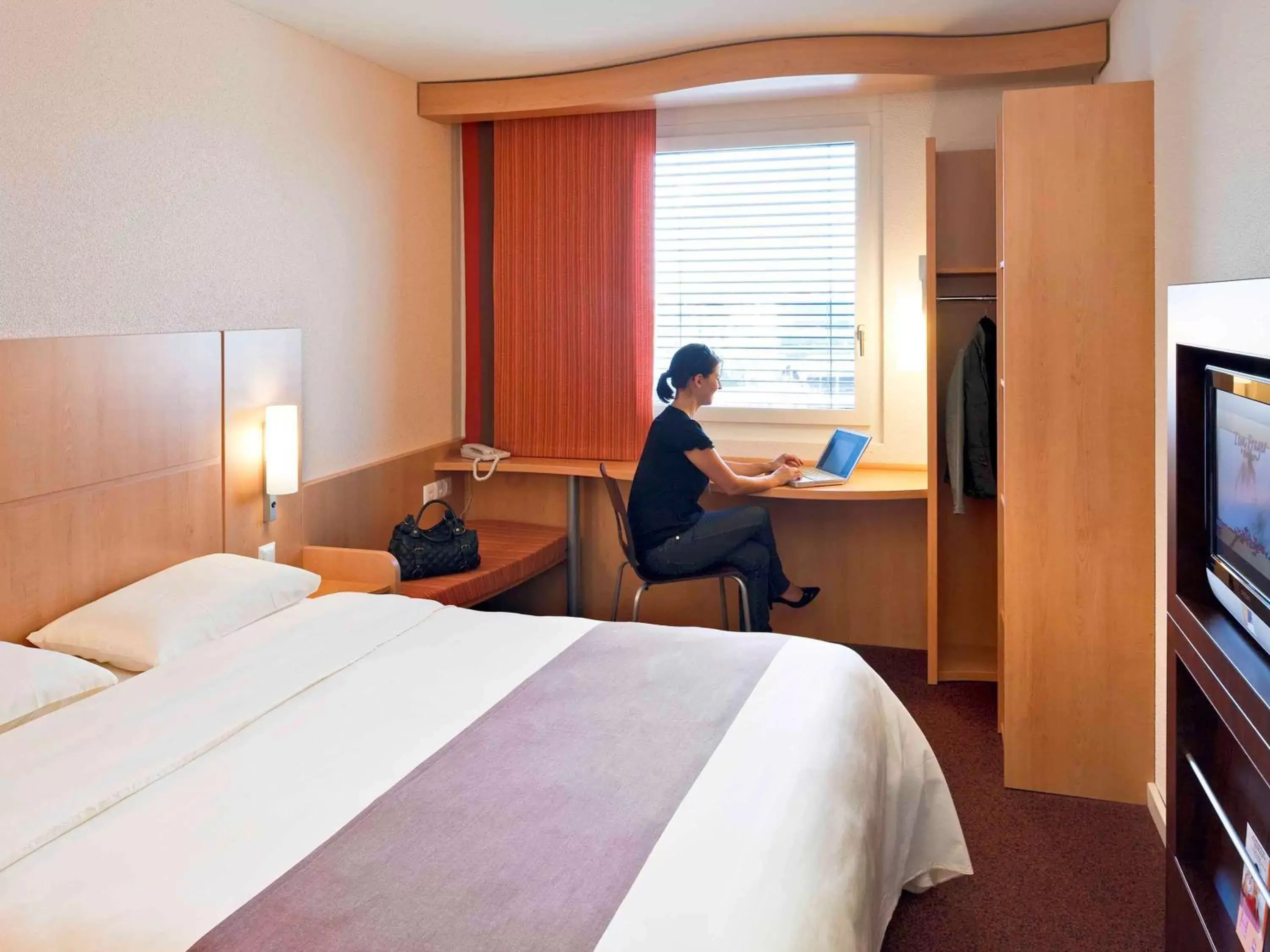 Photo of the whole room in ibis Basel Bahnhof