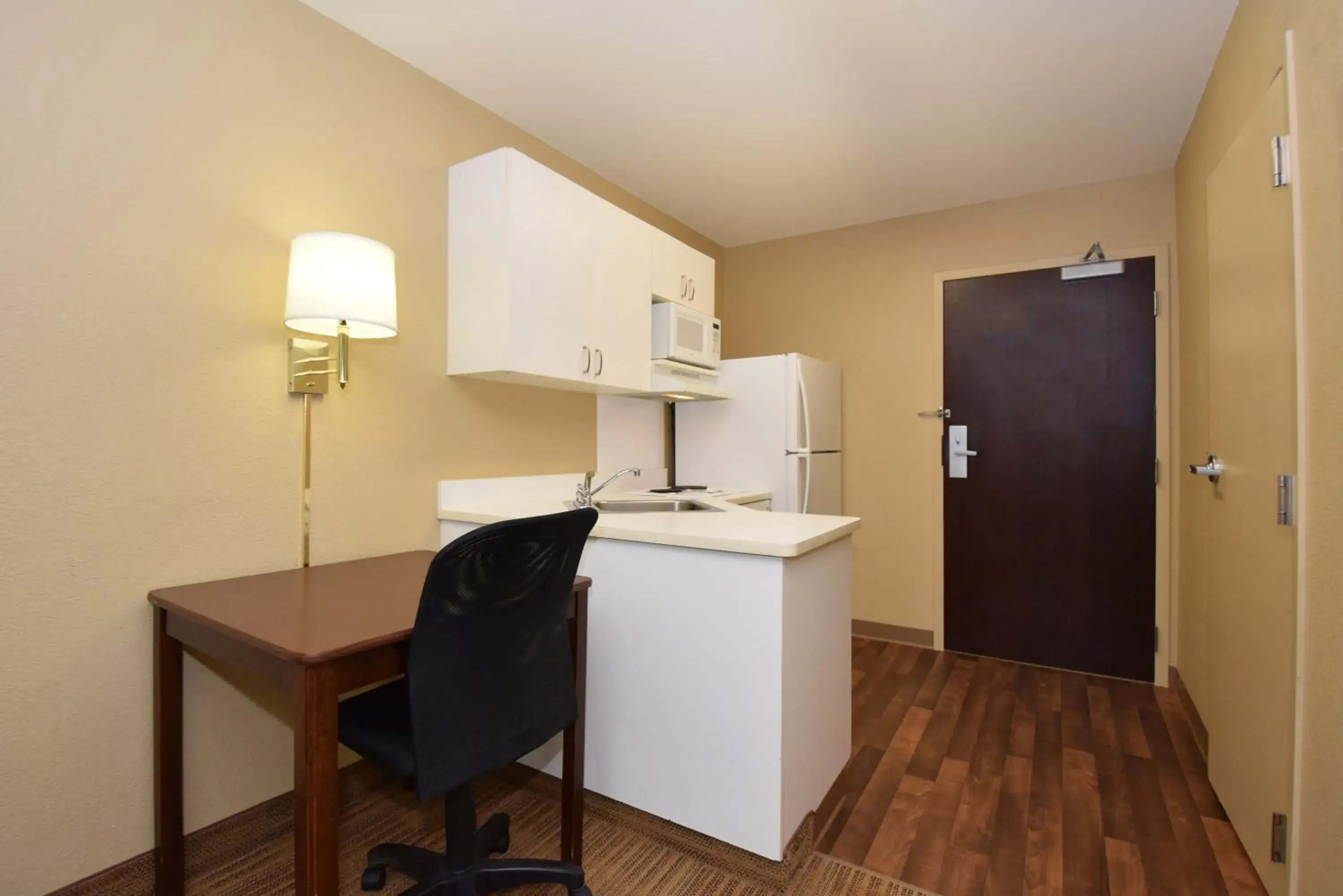 Kitchen or kitchenette, Kitchen/Kitchenette in Extended Stay America Suites - Austin - Round Rock - South