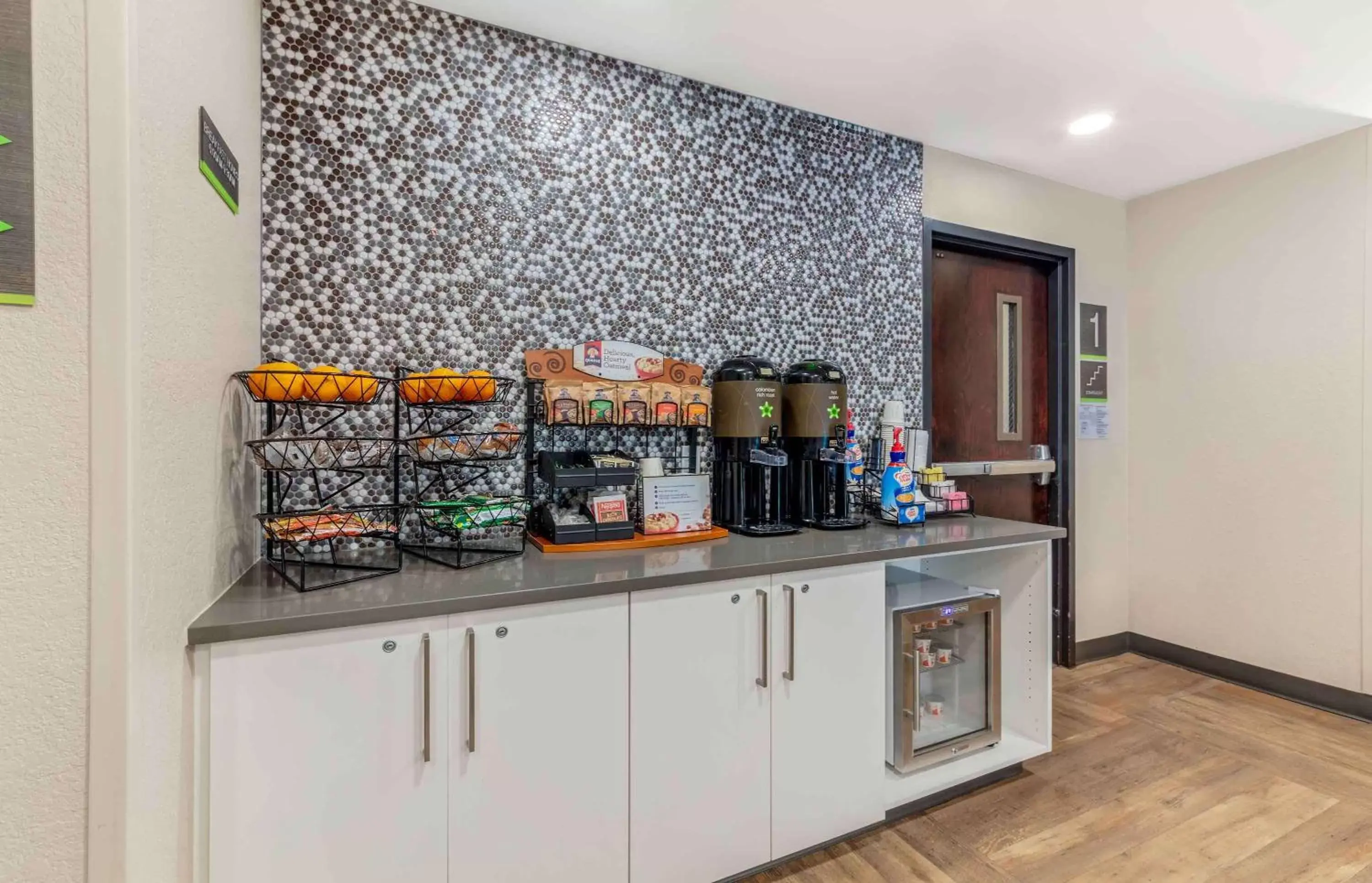 Breakfast, Kitchen/Kitchenette in Extended Stay America Premier Suites - Miami - Airport - Doral - 87th Avenue South