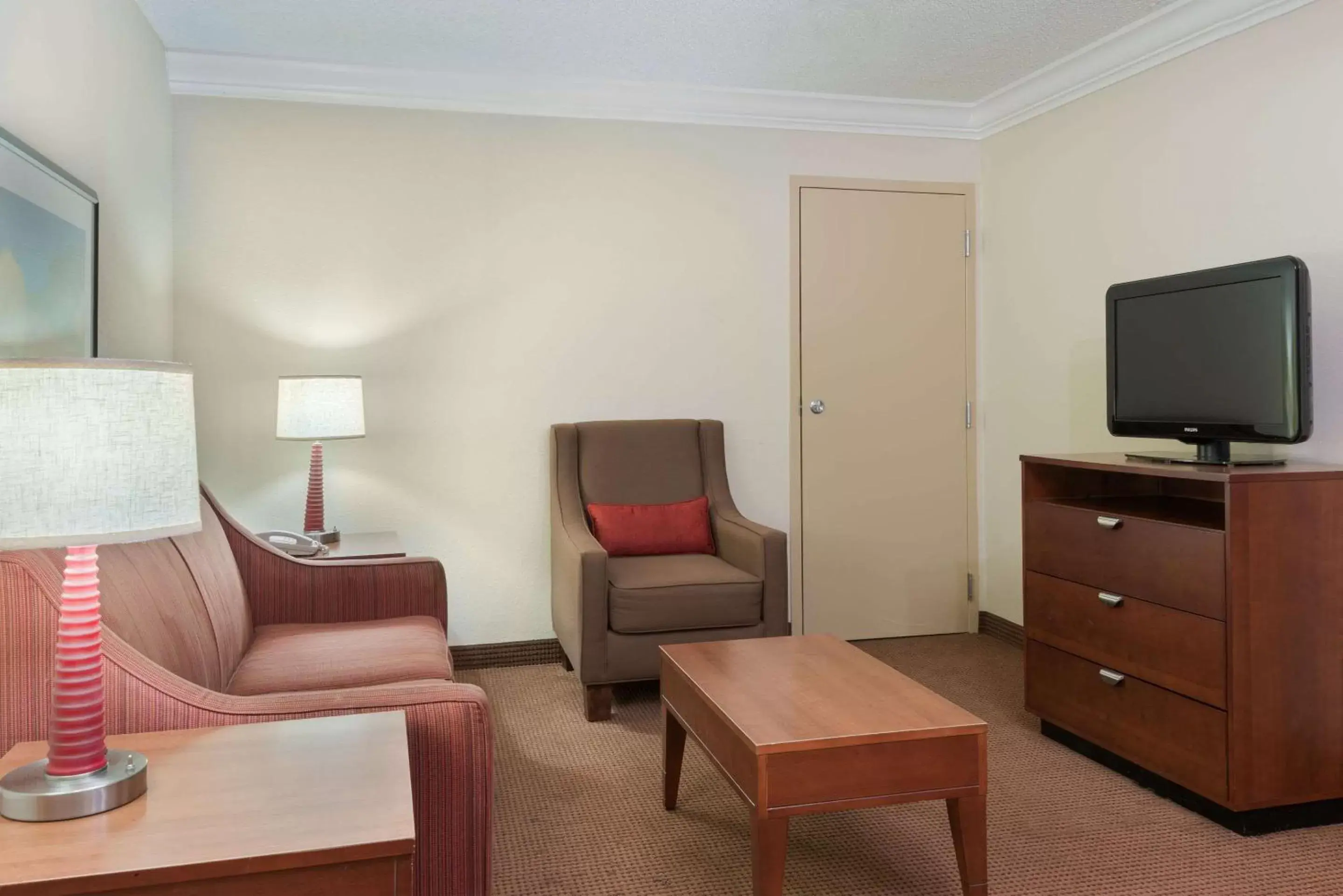 Photo of the whole room, Seating Area in Comfort Inn Fayetteville West Near Fort Liberty