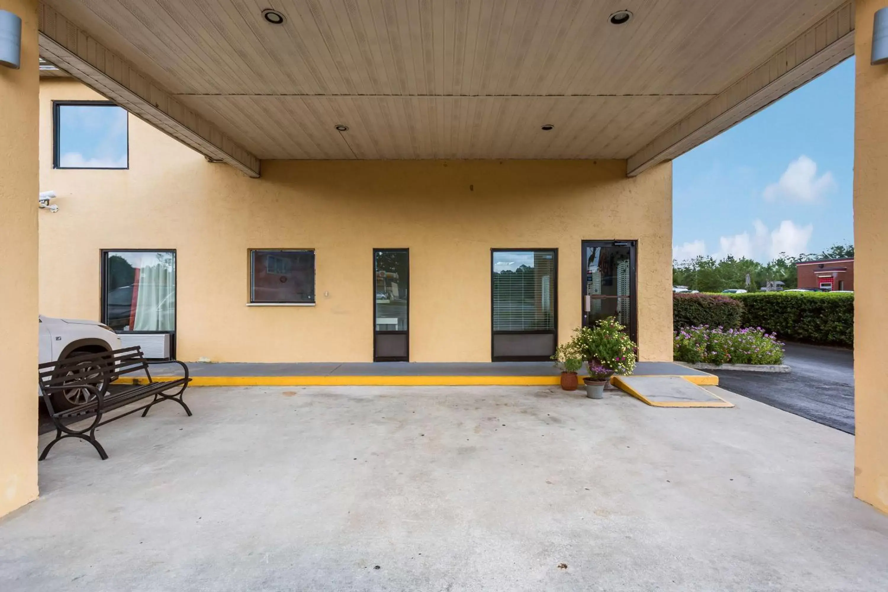 Property building in Motel 6-Macclenny, FL
