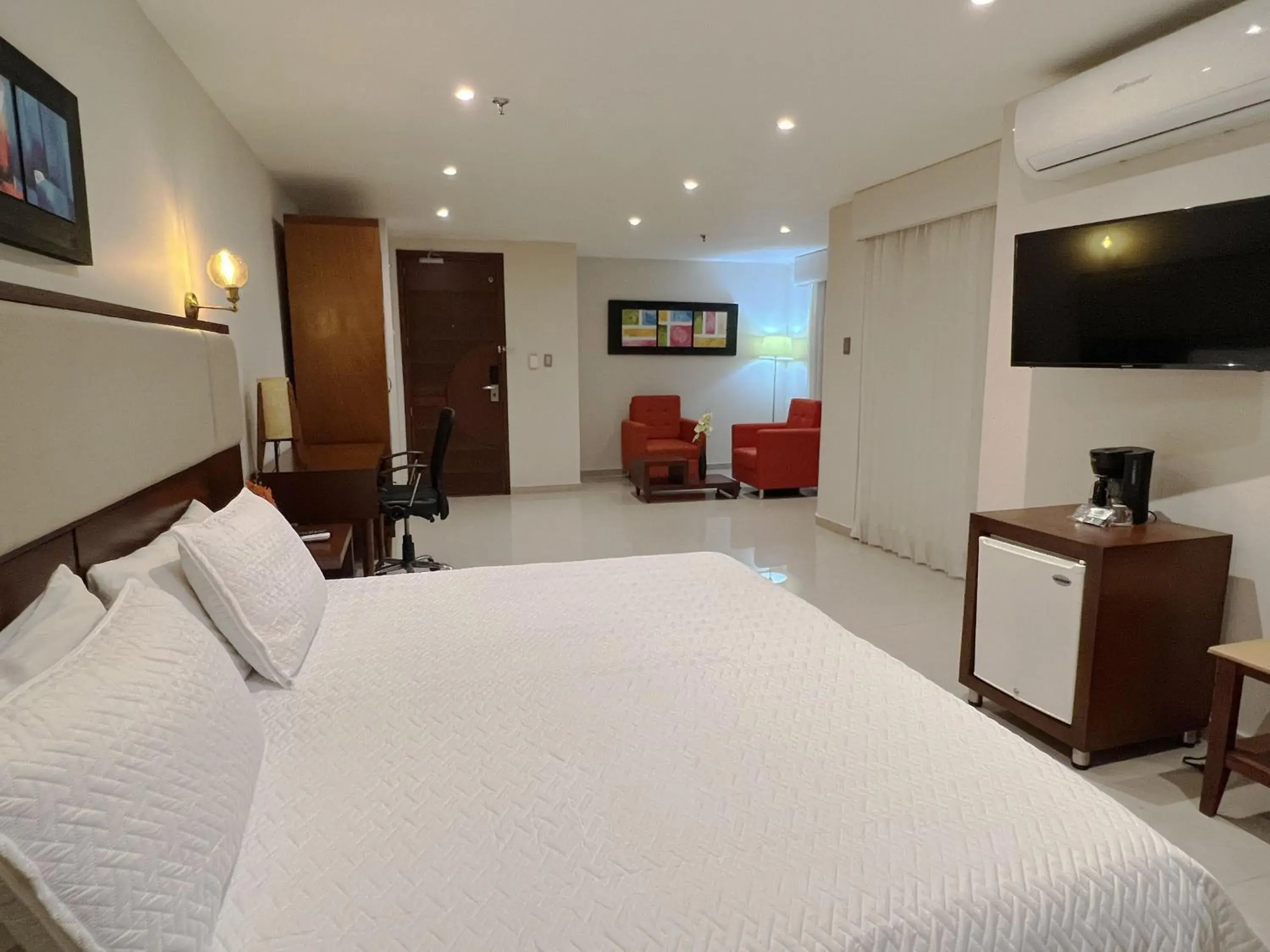 Bed, TV/Entertainment Center in Howard Johnson Hotel Versalles Barranquilla