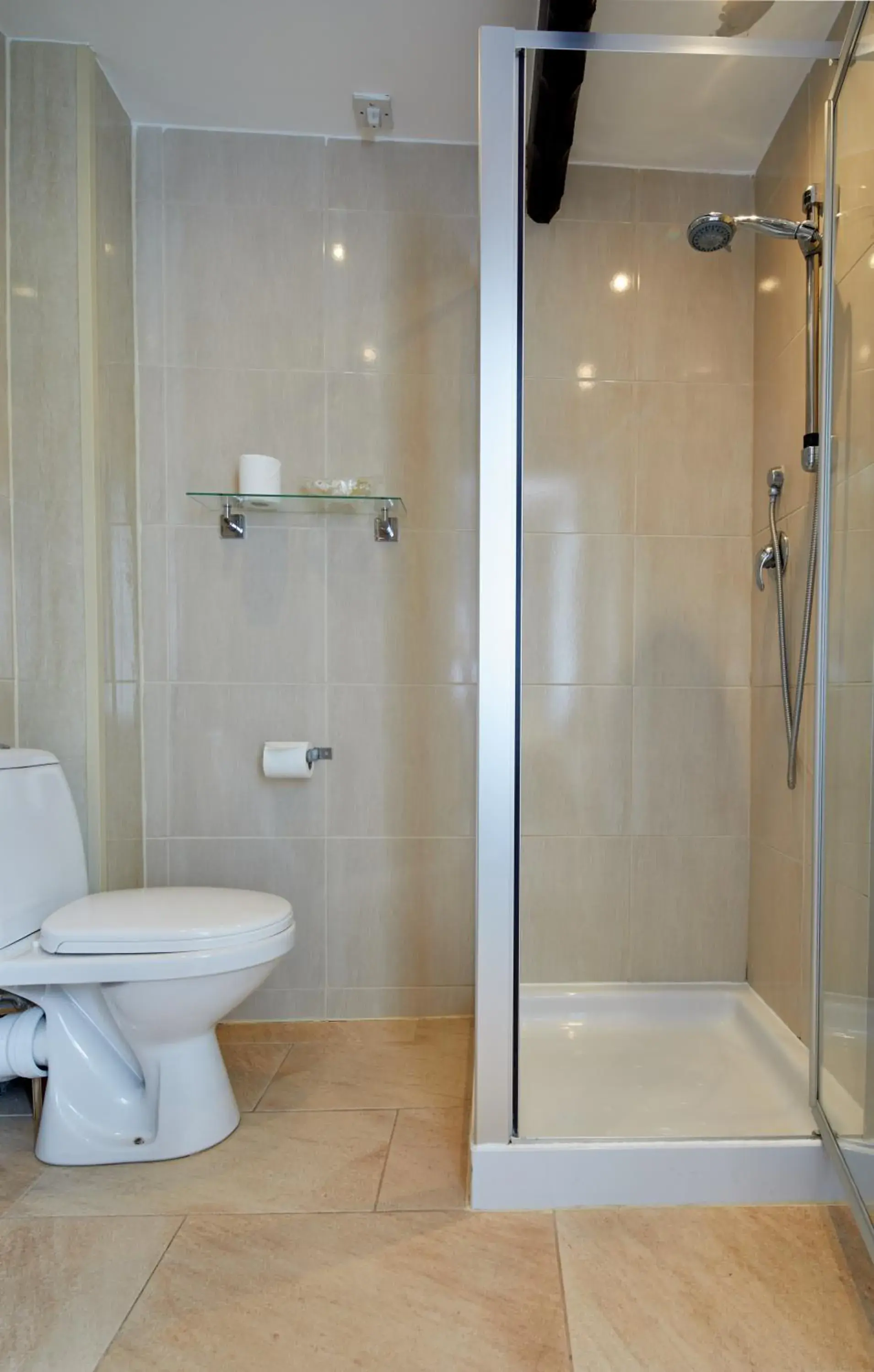 Bathroom in White Horse Farm Inn