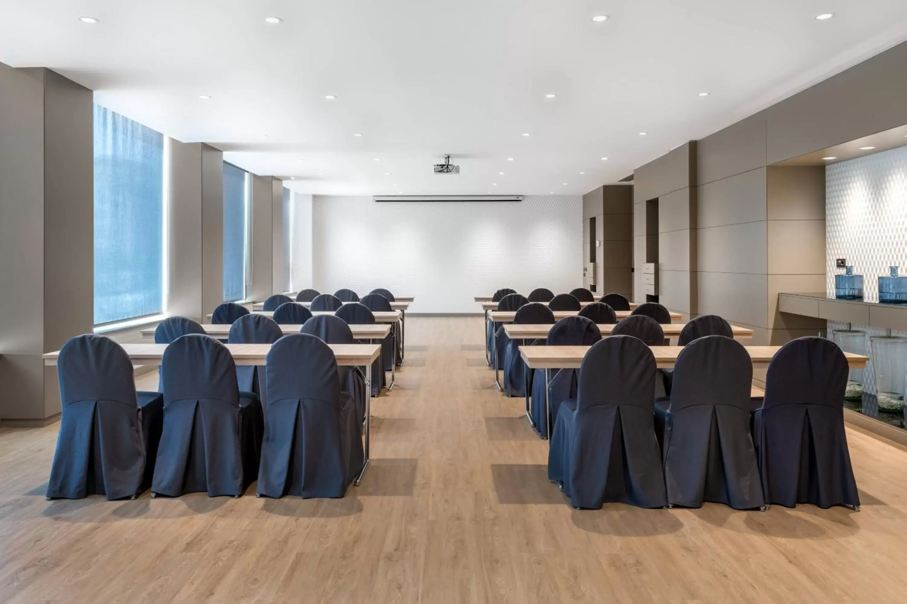 Meeting/conference room in AC Hotel La Rioja by Marriott