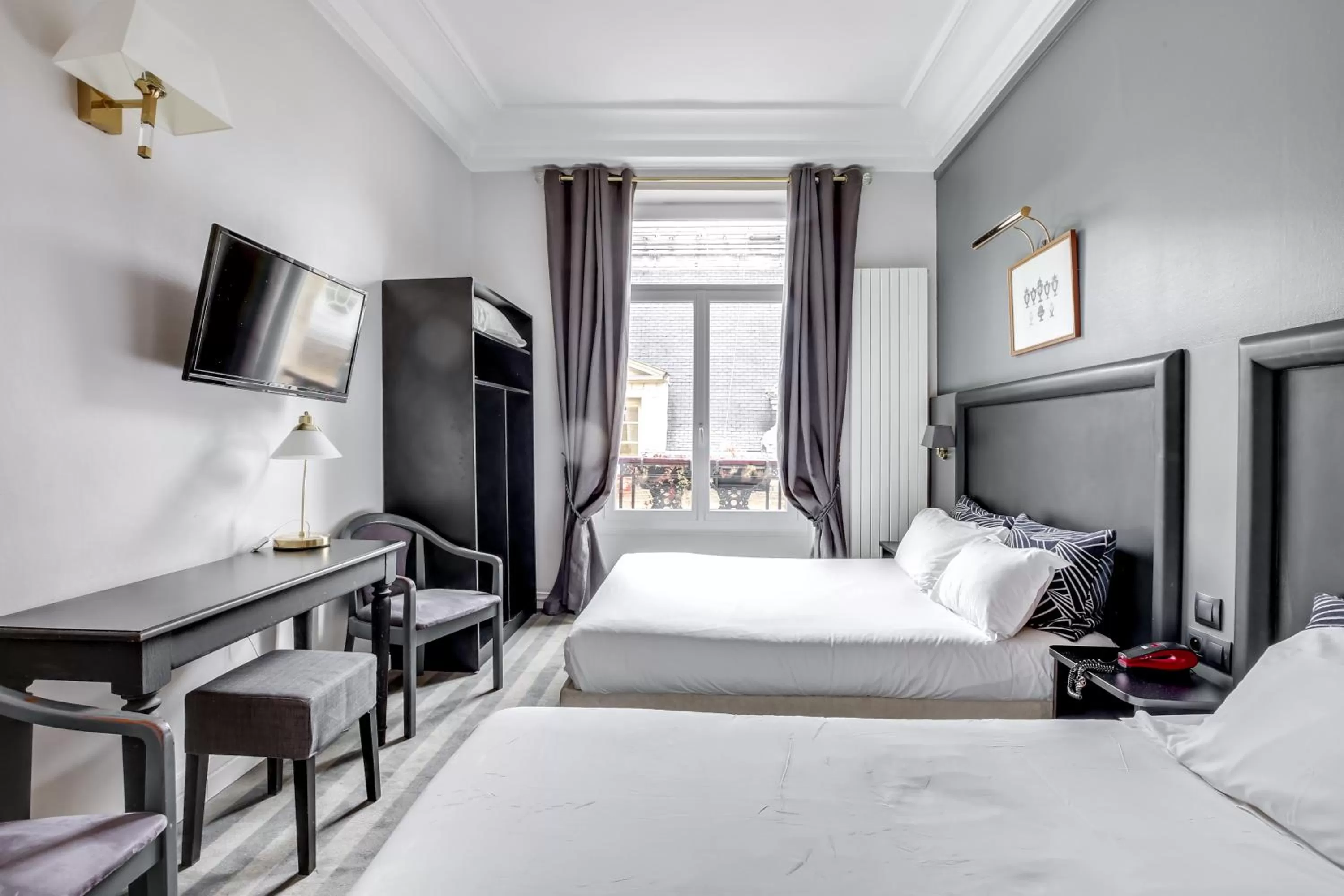 Bed in Hotel Opera Maintenon