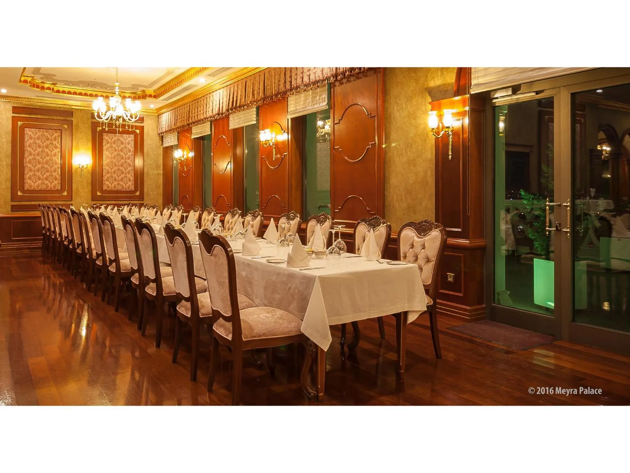 Restaurant/places to eat in Meyra Palace