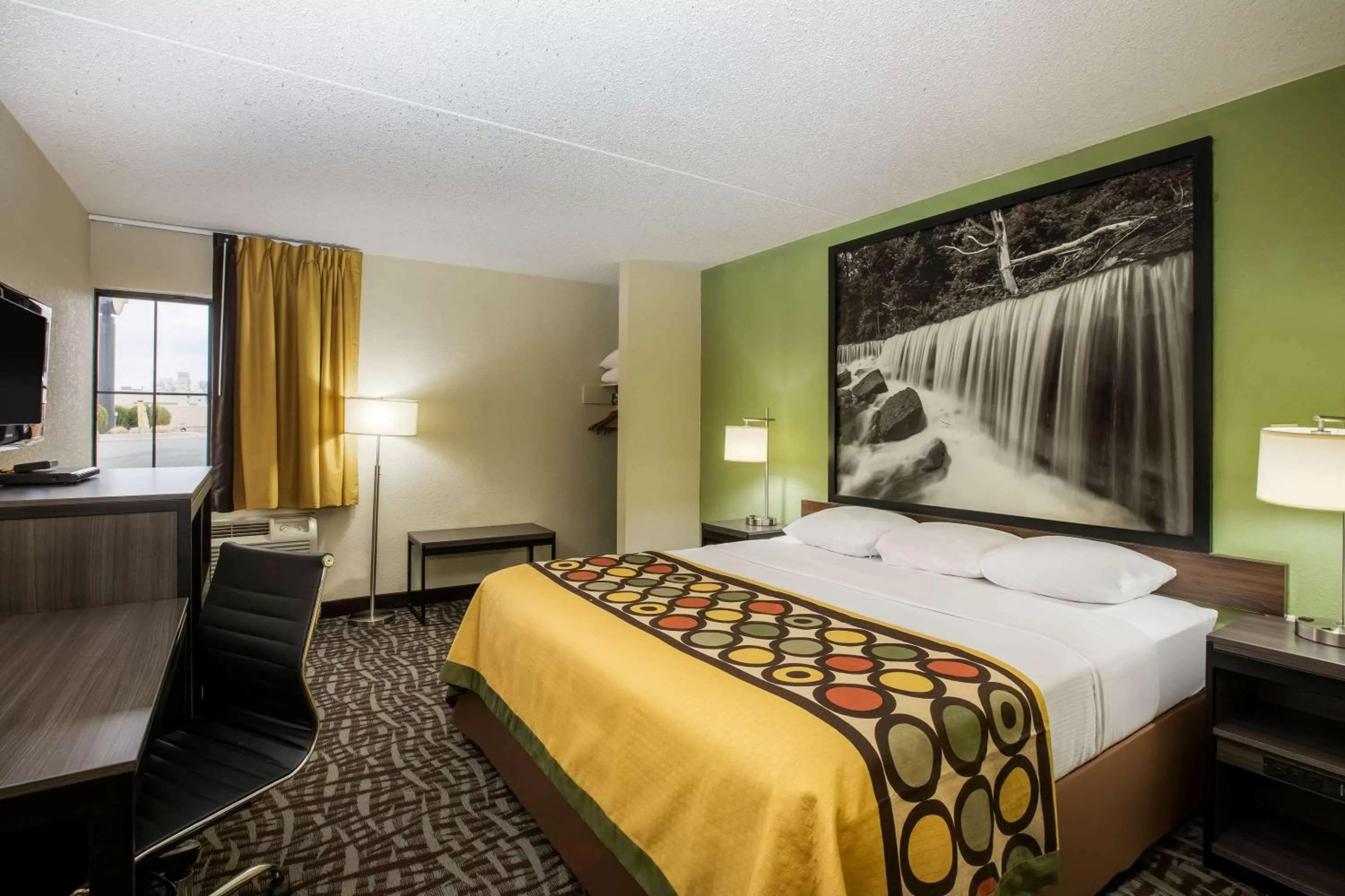 Photo of the whole room, Bed in Super 8 by Wyndham Wichita East