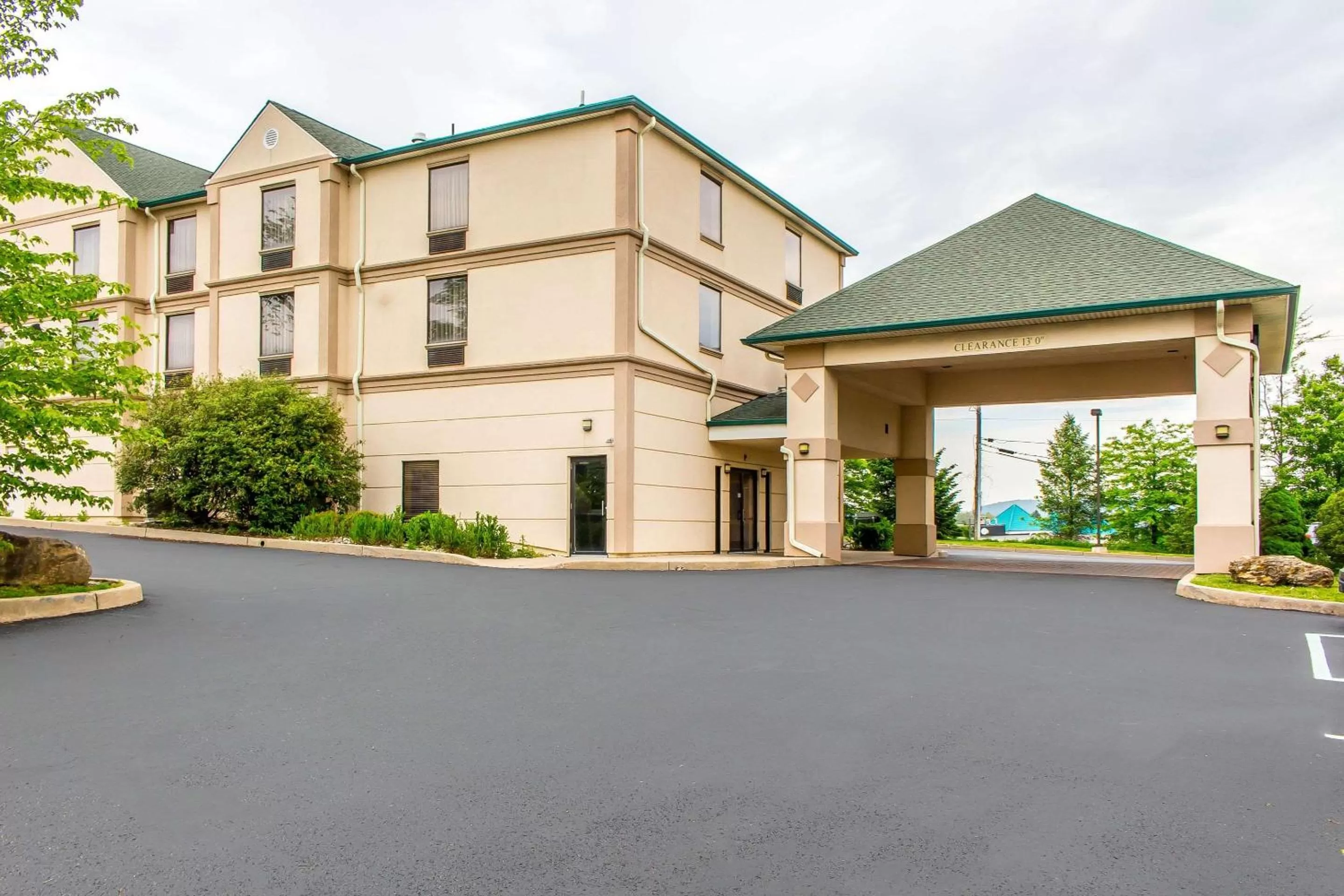 Property building in Quality Inn Hackettstown - Long Valley
