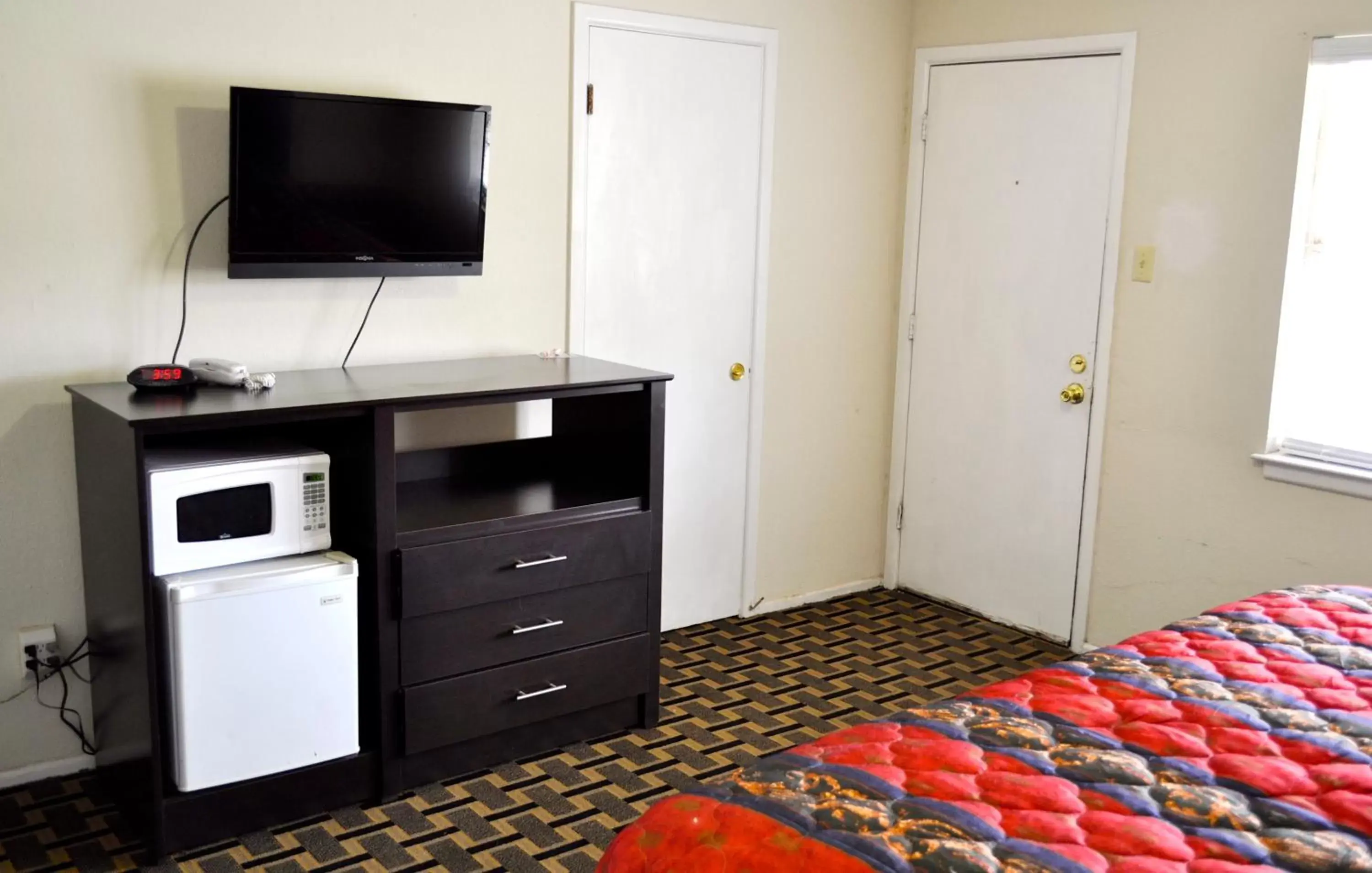 TV/Entertainment Center in Andrews Motor Inn