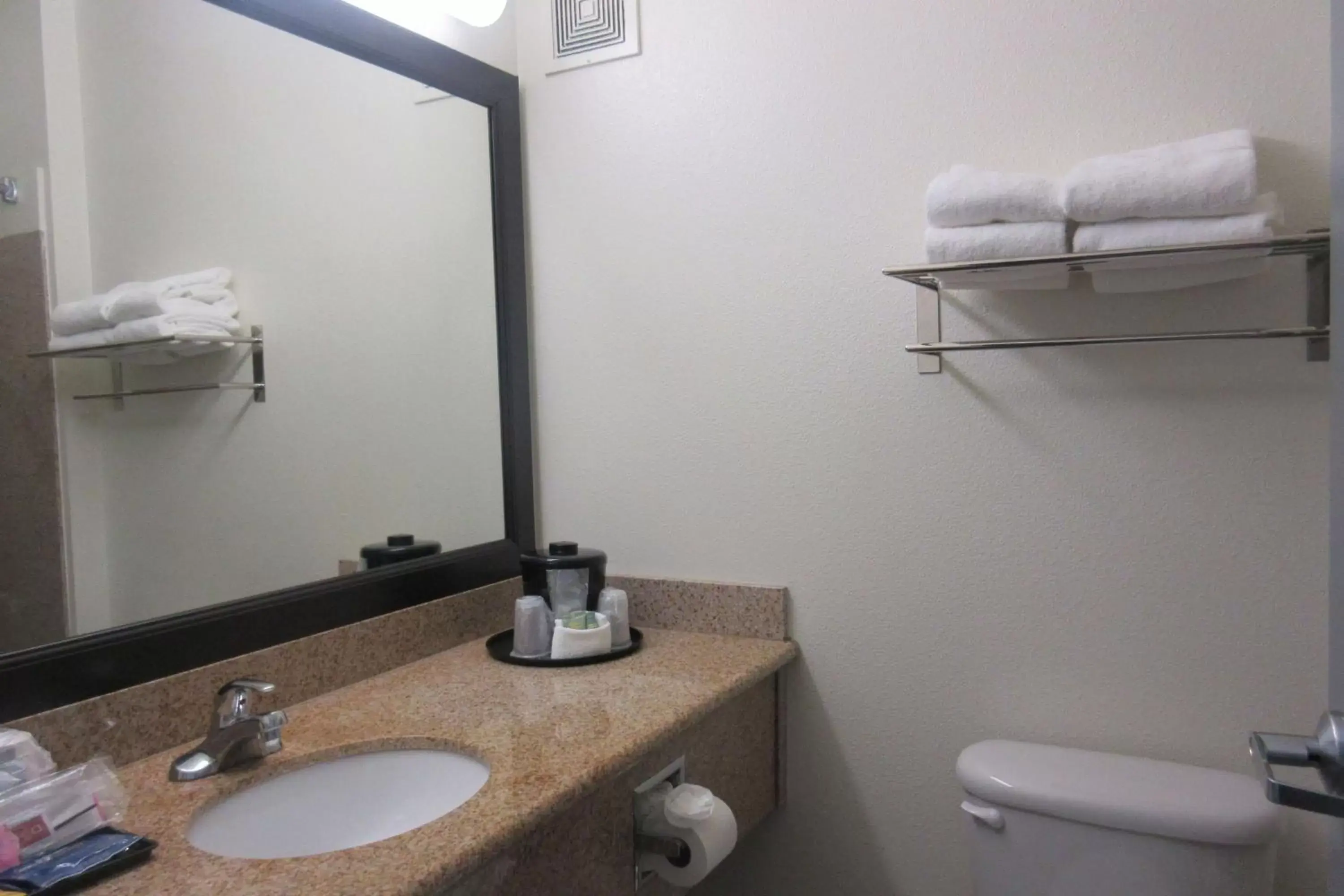 Bathroom in Best Western Crater Lake Highway White City/Medford