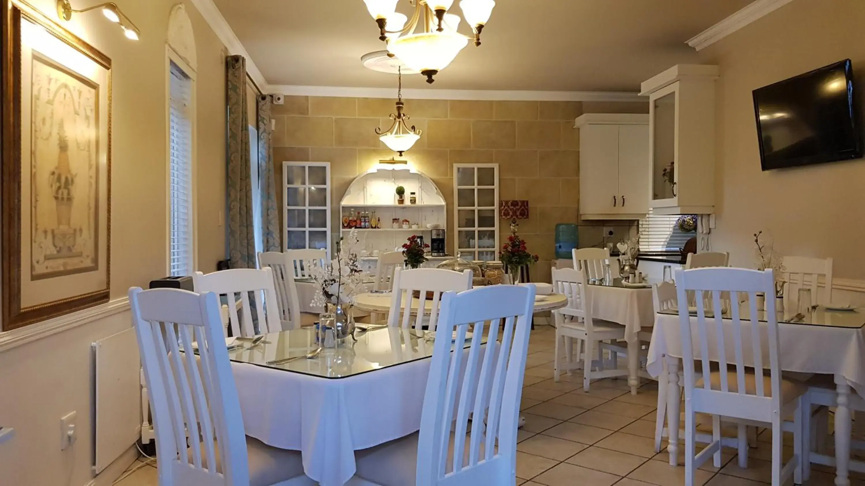 Restaurant/Places to Eat in Villa Lugano Guesthouse