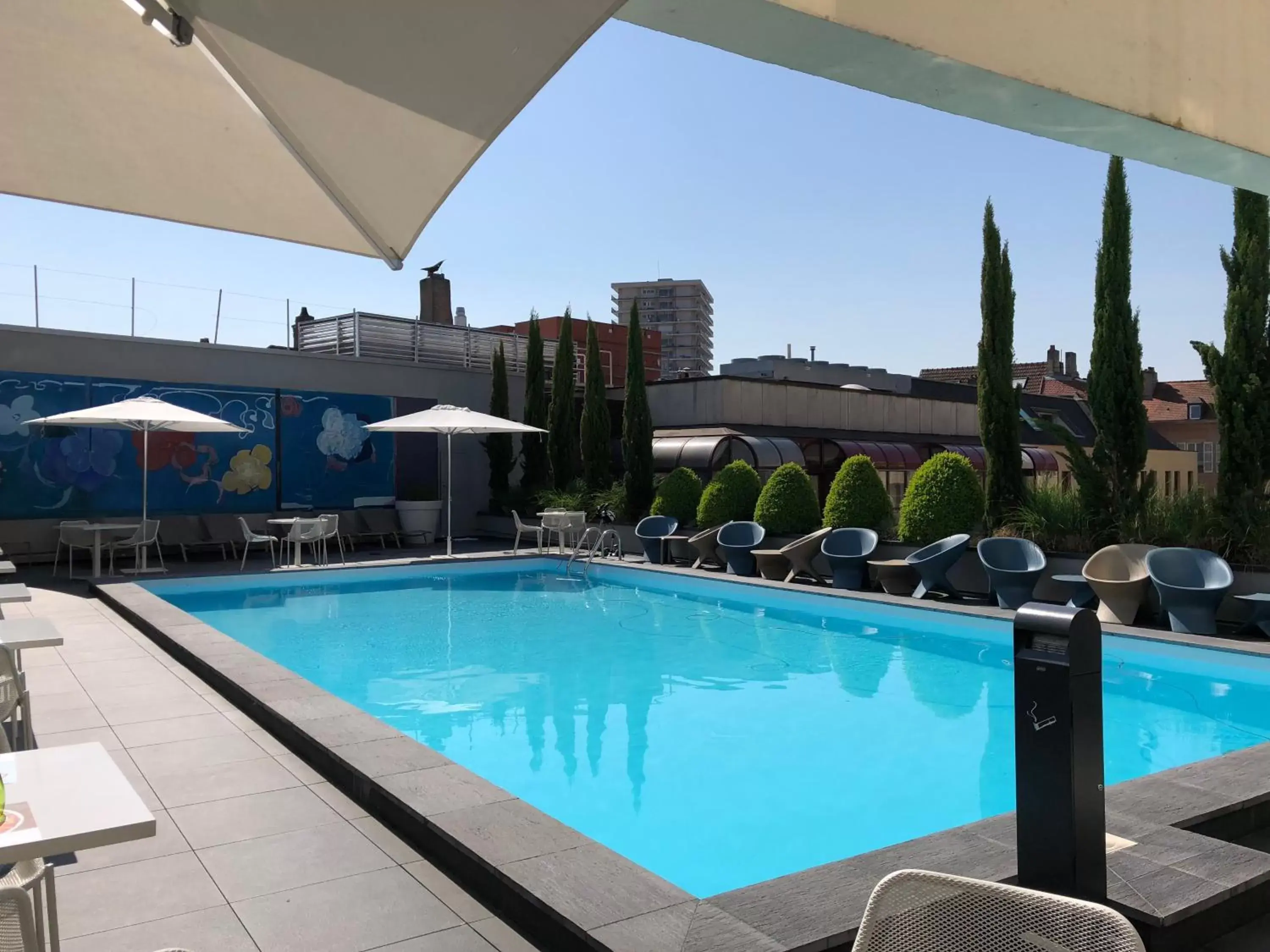 Patio, Swimming Pool in Novotel Metz Centre