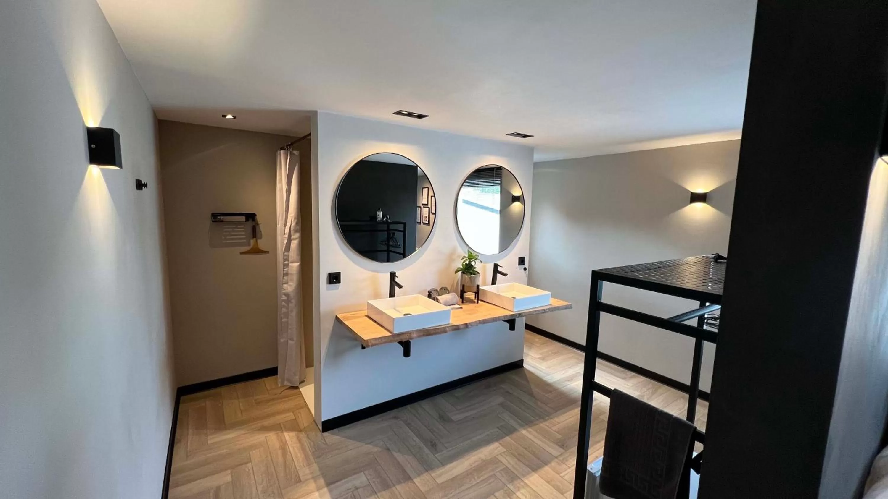 Shower, Bed in Boutique Hotel Le Faucon