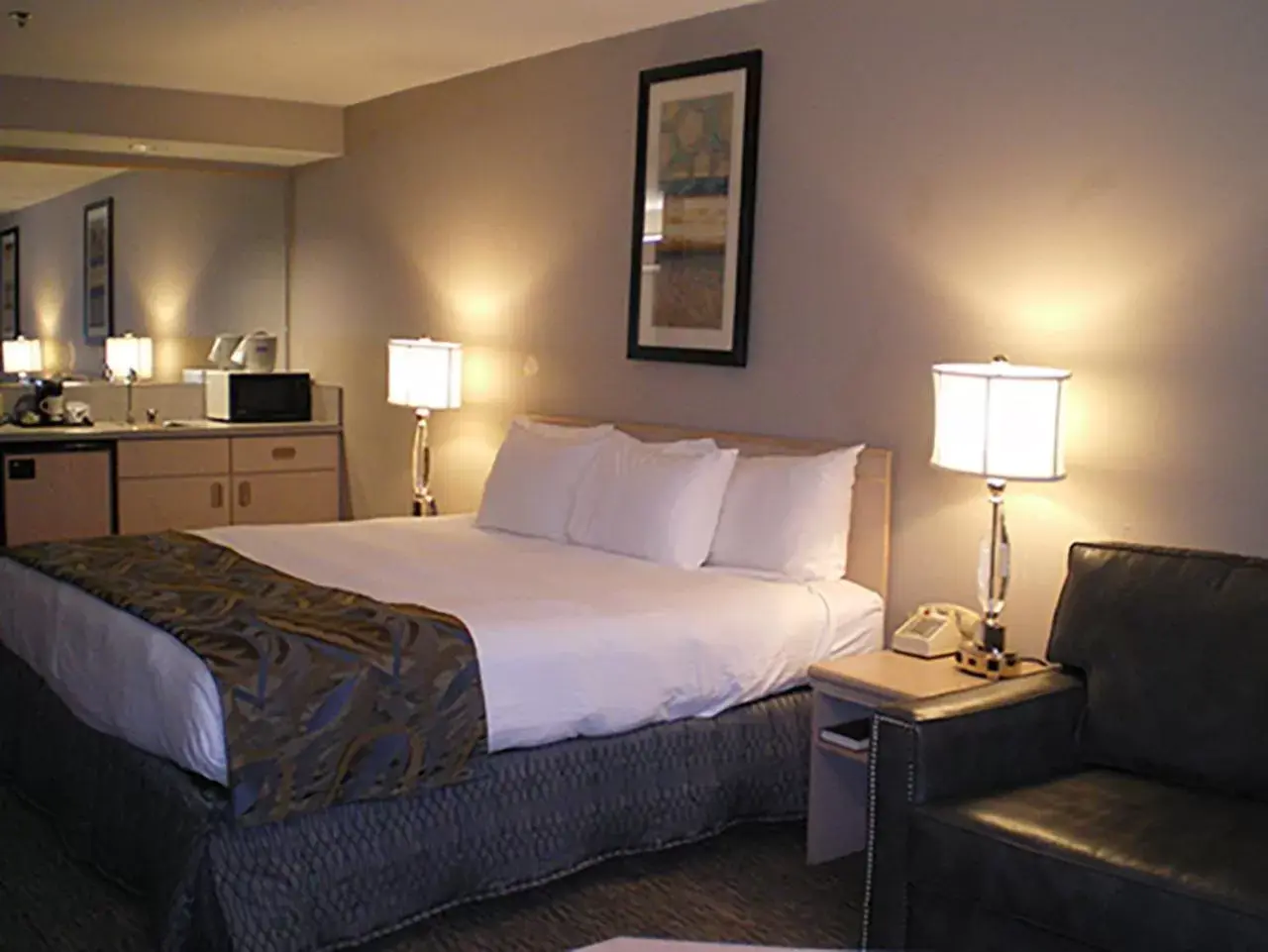 Bed in Shilo Inn Suites Hotel - Nampa Suites